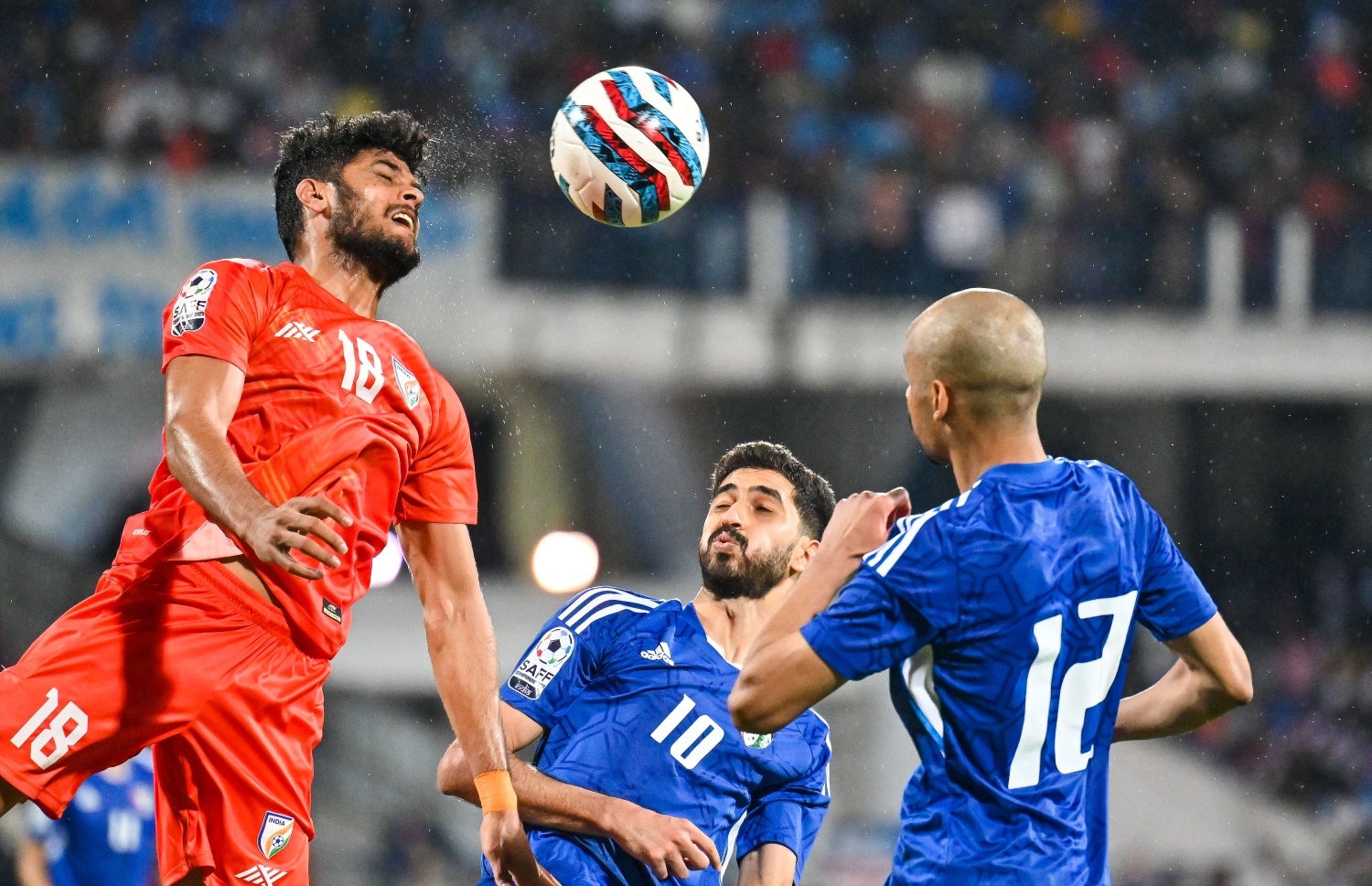 ކުވައިތު ކުޅުންތެރިން ފޮނުވާލި ބޯޅައެއް އިންޑިއާގެ ކުޅުންތެރިޔާ ބޮލުން ޖަހަނީ -- ފޮޓޯ: ފަޔާޒު މޫސާ | މިހާރު