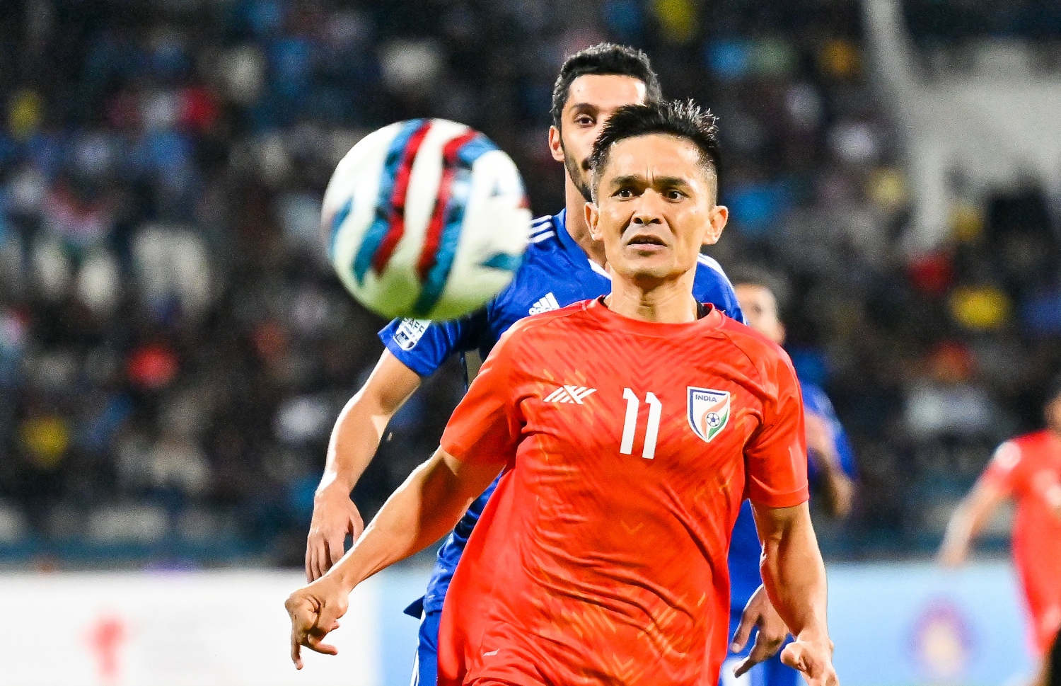 ސުނިލް ޗެތުރީ ބޯޅަ ލިބޭތޯ މަސައްކަތްކުރަނީ: މި މުބާރާތުގެ އެންމެ ގިނަ ގޯލް ޖެހި ކުޅުންތެރިޔަކަށް ހޮވުނީ ސުނިލް ޗެތުރީ -- ފޮޓޯ: ފަޔާޒު މޫސާ | މިހާރު