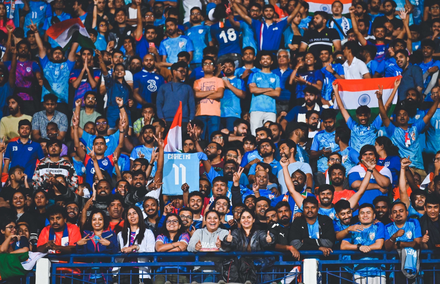 އިންޑިއާގެ ބައެއް ސަޕޯޓަރުން ފައިނަލް މެޗުގައި ޓީމަށް ސަޕޯޓުކުރަނީ: 26،380 މީހުން ވަނީ ބެންގަލޫރުގެ ސްރީ ކަންތީރަވާ ސްޓޭޑިއަމް ޖަމާވެފަ -- ފޮޓޯ: ފަޔާޒު މޫސާ | މިހާރު