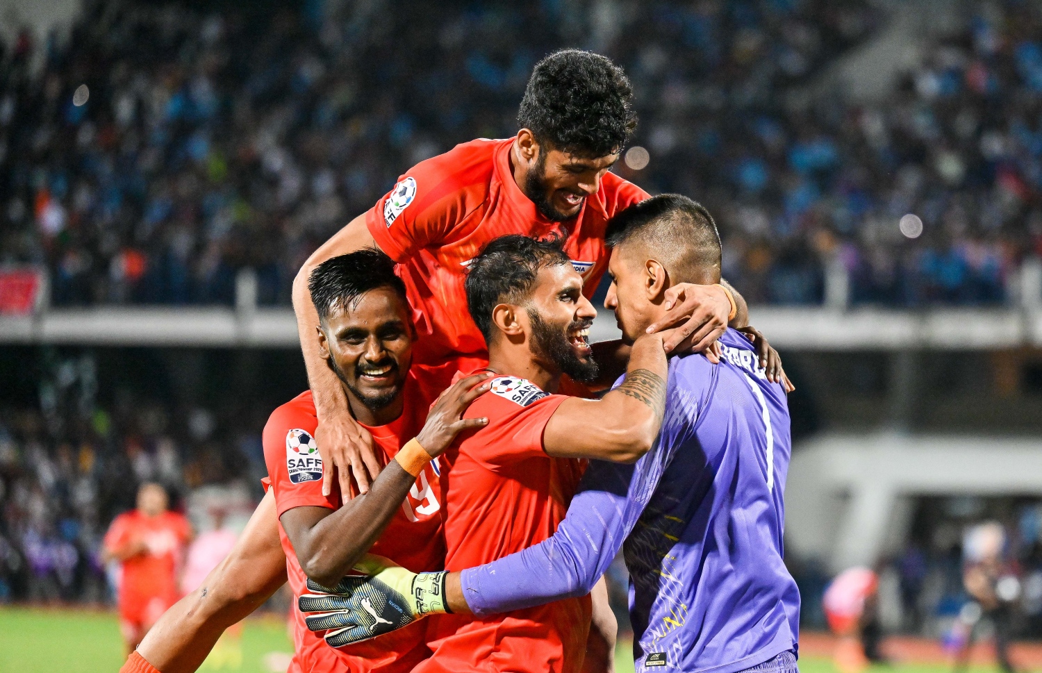 ކުވައިތު ޓީމުންޖެހި ޕެނަލްޓީ މަތަކުރުމުން އިންޑިއާ ޓީމުގެ ކުޅުންތެރިން އެ ޓީމުގެ ކީޕަރު ގުރްޕްރީތު ސިންގްއާއިއެކު އުފާފާޅުކުރަނީ -- ފޮޓޯ: ފަޔާޒު މޫސާ | މިހާރު