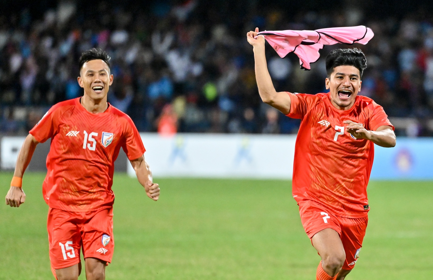 ކުވައިތު ޓީމުން ޖެހި ޕެނަލްޓީ  އިންޑިއާ ކީޕަރު ގުރްޕްރީތު ސިންގް މަތަކުރުމާއެކު މުބާރާތުގެ ޗެމްޕިއަންކަން އިންޑިއާއިން ހޯދުމުން ކުޅުންތެރިން ދަނޑުމަތީގަ އުފާފާޅުކުރަނީ -- ފޮޓޯ: ފަޔާޒު މޫސާ | މިހާރު