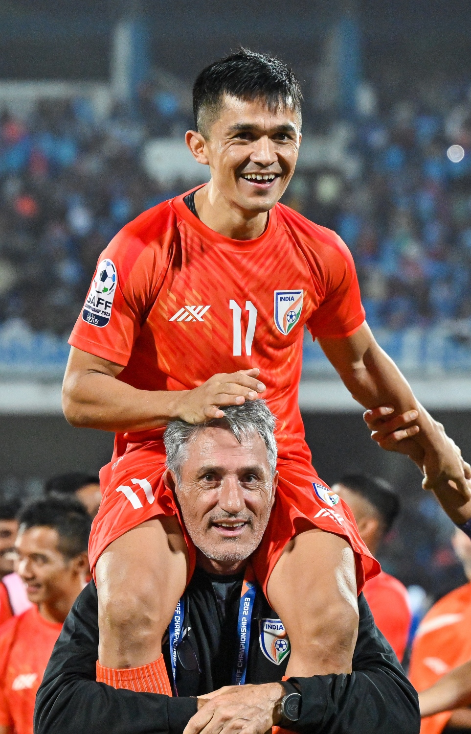 ޕެނަލްޓީ ޖަހައިގެން ކުވައިތު ބަލިކޮށް ސާފް ޗެމްޕއިަންޝިޕް ކާމިޔާބު ކުރި އިންޑިއާއިން އެ ޓީމުގެ ޓްރޭނަރު  ކެޕްޓަން ސުނިލް ޗެތުރީ ކޮނޑަށް އަރުވައިގެން ދަނޑުމަތީގައި އުފާފާޅުކުރަނީ -- ފޮޓޯ: ފަޔާޒު މޫސާ | މިހާރު