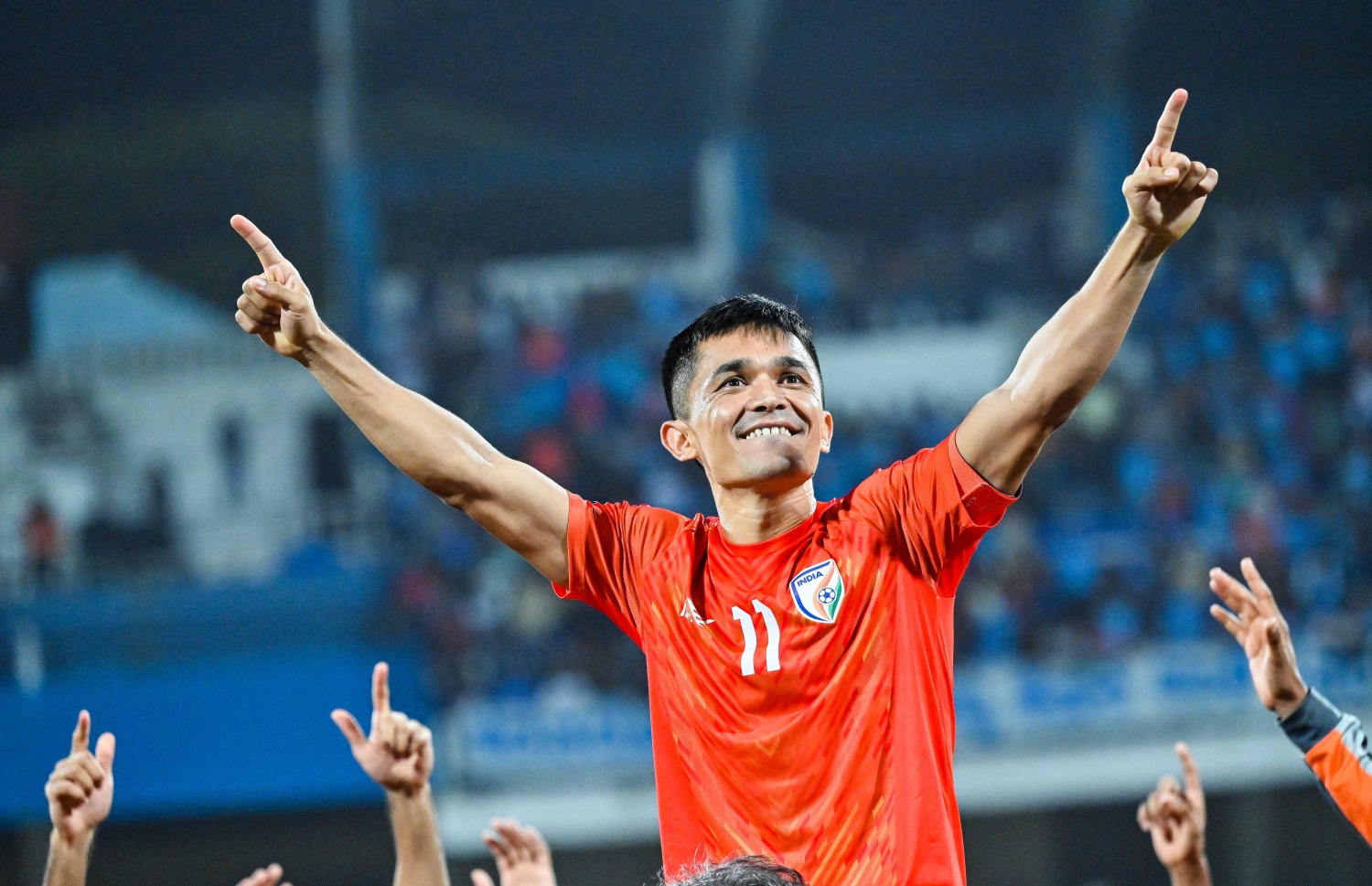 އިންޑިއާއިން ސާފްޗެމްޕިއަންޝިޕް ނުވަވަނަ ފަހަރަށް ކާމިޔާބު ކުރުމަށްފަހު އެ ޓީމުގެ ކެޕްޓަން ސުނިލް ޗެތުރީ ދަނޑުމަތީގަ އުފާފާޅުކުރަނީ -- ފޮޓޯ: ފަޔާޒު މޫސާ | މިހާރު