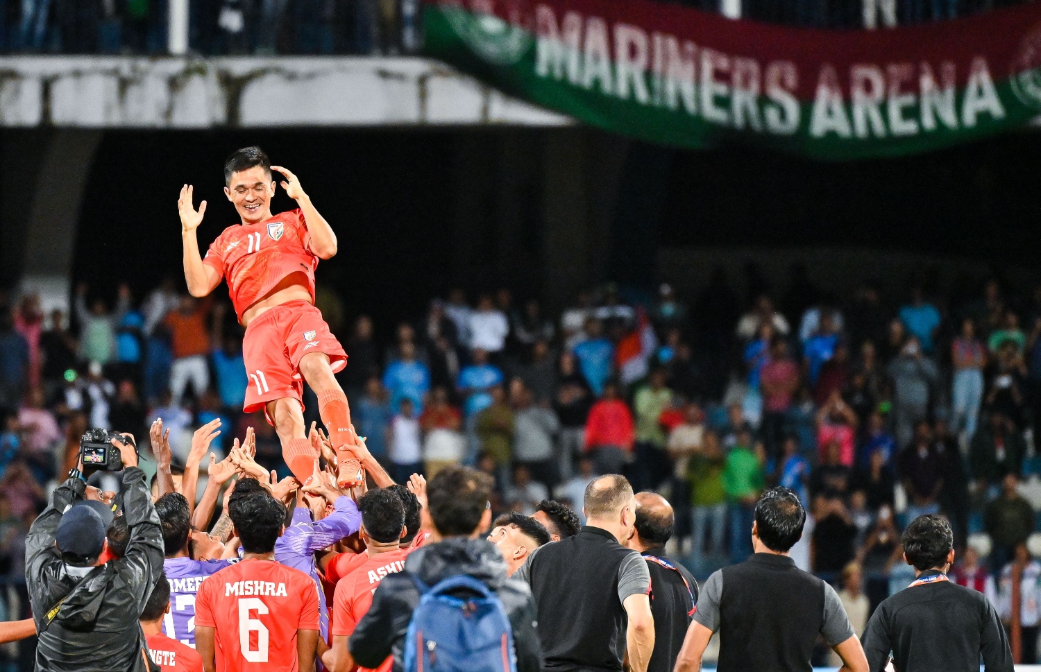 ނުވަވަނަ ފަހަރަށް އިންޑިއާއިން ސާފްޗެމްޕިއަންޝިޕް ކާމިޔާބު ކުރުމަށްފަހު އެ ޓީމުގެ ކެޕްޓަން ސުނިލް ޗެތުރީ ޓީމު ކުޅުންތެރިންނާއެކު ދަނޑުމަތީގަ އުފާފާޅުކުރަނީ -- ފޮޓޯ: ފަޔާޒު މޫސާ | މިހާރު