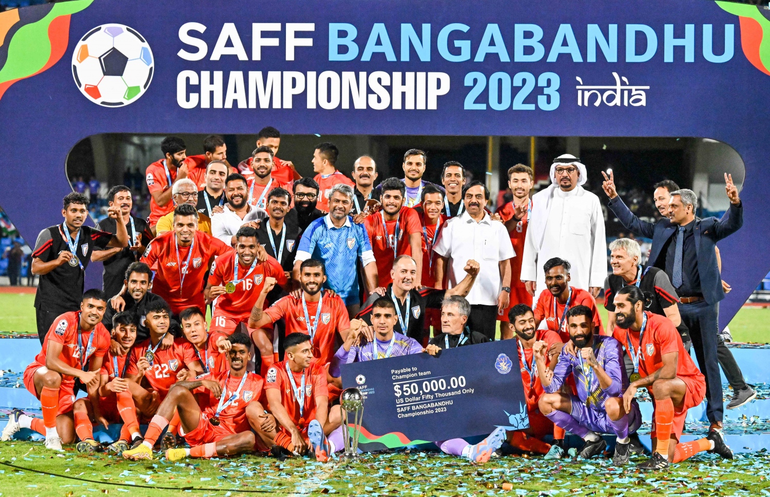 އިންޑިއާ ޓީމުގެ ކުޅުންތެރިންނާ އޮފިޝަލުން ތައްޓާއި މުބާރާތް ކާމިޔާބުކުރުމުން ލިބުނު 50000ޑޮލަރުގެ ޗެކާއެކު ފޮޓޯއަކަށް ހުއްޓިލައިގެން -- ފޮޓޯ: ފަޔާޒު މޫސާ | މިހާރު