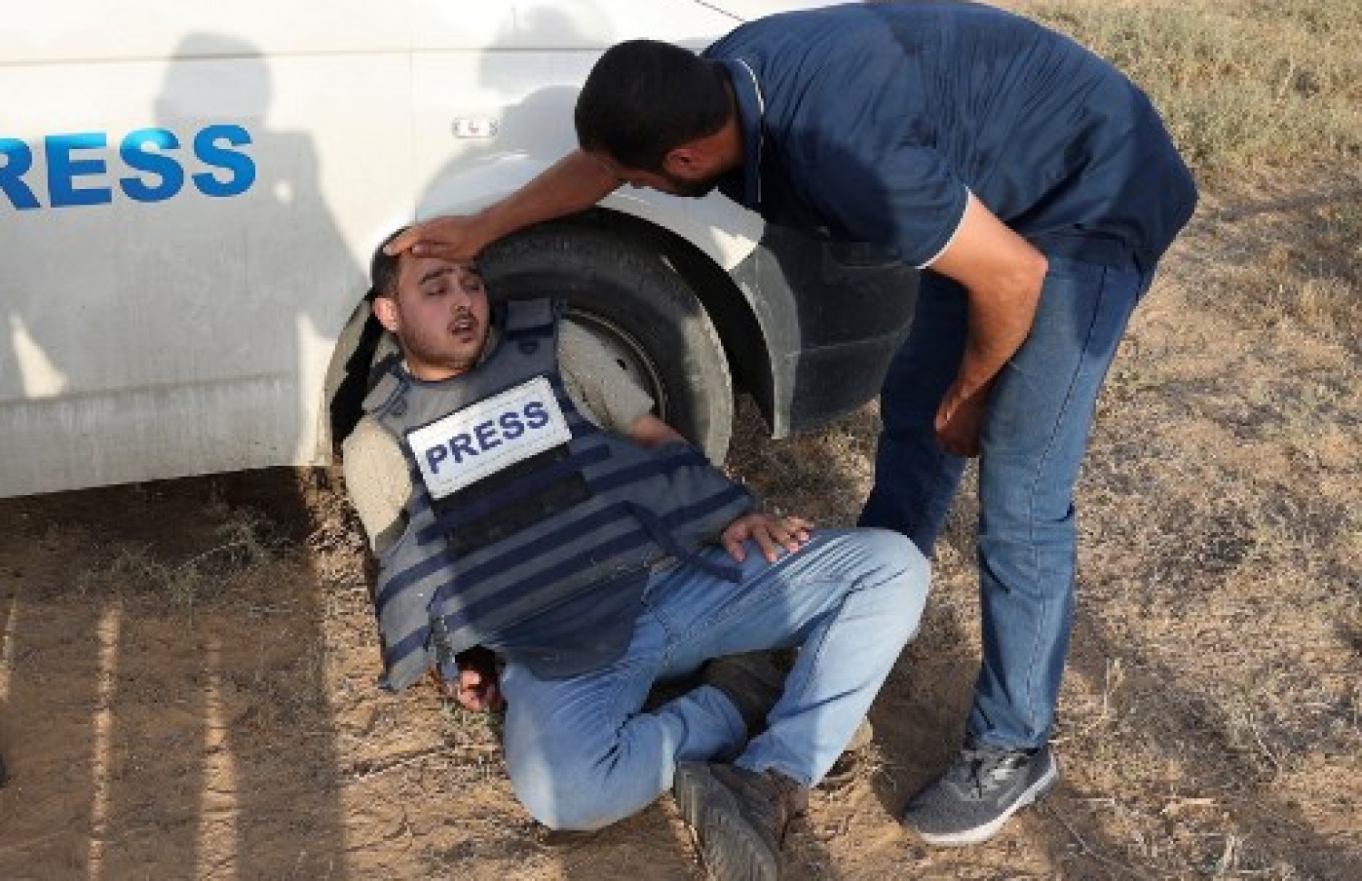 ގާޒާ އަށް ރޭ ފަތިހު ދޭން ފެށި ހަމަލާތަކުގައި ޒަހަމްވި ނޫސްވެރިއަކަށް އާންމުންގެ މީހަކު އެހީތެރިވަނީ -- ފޮޓޯ: އޭއެފްޕީ