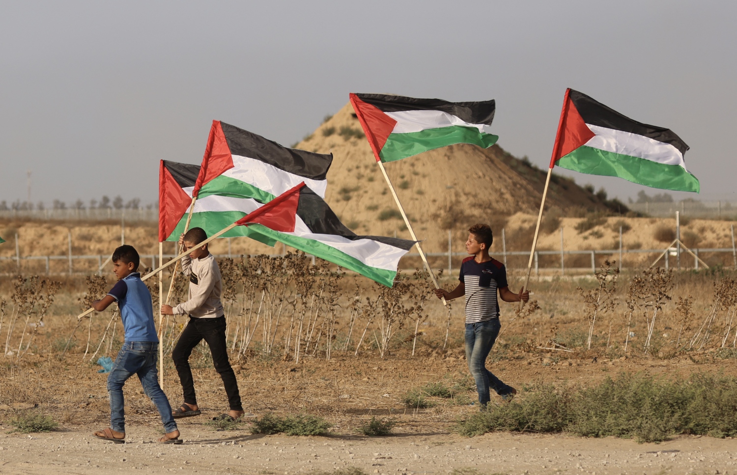 ޖެނީން އަށް މިދިޔަ ދެތިން ދުވަހު ދިން ހަމަލާތަކާ ދެކޮޅަށް ފަލަސްތީނުގެ ކުޑަކުދިން އަޑު އުފުލަނީ: ޖެނީންގައި ހިންގީ ލާއިންސާނީ އަމަލުތަކެއް، އެތައް ބަޔަކު ޝަހީދުވި -- ފޮޓޯ: އޭއެފްޕީ