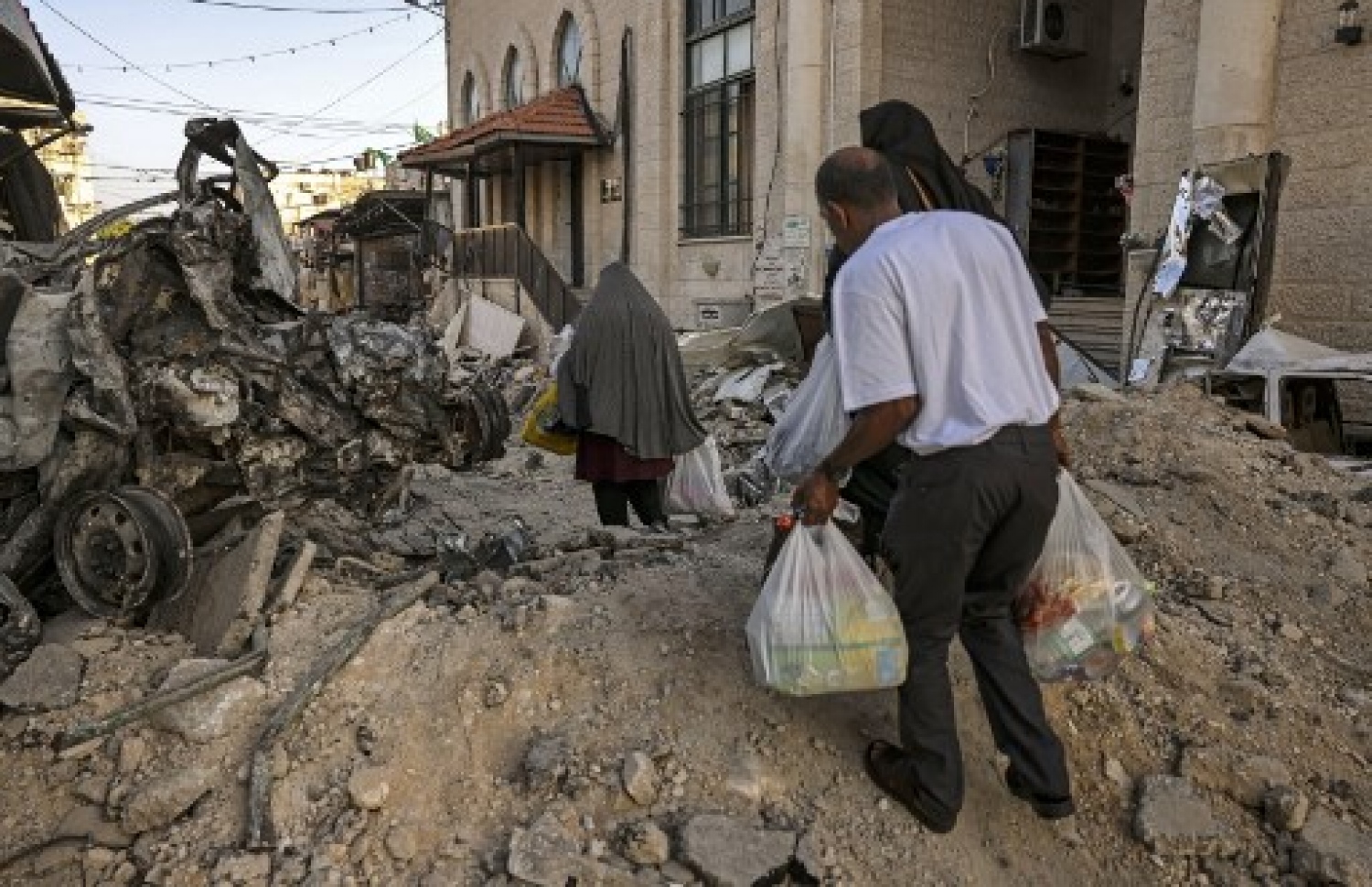 ގާޒާގެ ބަޔަކު މިއަދު ހެނދުނު މަގަކުން ހިނގާފައި ދަނީ: ޖެނީންގައި އިޒްރޭލުން ހިންގި ލާ އިންސާނީ އަމަލުތަކަށް ރޭ ފަތިހު ވަނީ ގާޒާ އަށް ހަމަލާ ދޭން ފަށައިފައި -- ފޮޓޯ: އޭއެފްޕީ