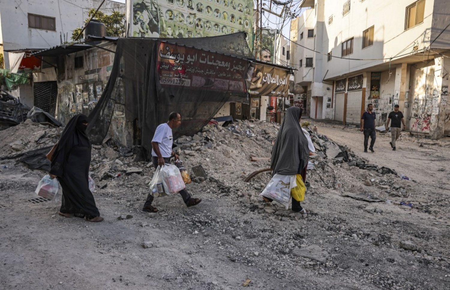 ގާޒާގެ ބަޔަކު މިއަދު ހެނދުނު މަގަކުން ހިނގާފައި ދަނީ: ޖެނީންގައި އިޒްރޭލުން ހިންގި ލާ އިންސާނީ އަމަލުތަކަށް ރޭ ފަތިހު ވަނީ ގާޒާ އަށް ހަމަލާ ދޭން ފަށައިފައި -- ފޮޓޯ: އޭއެފްޕީ