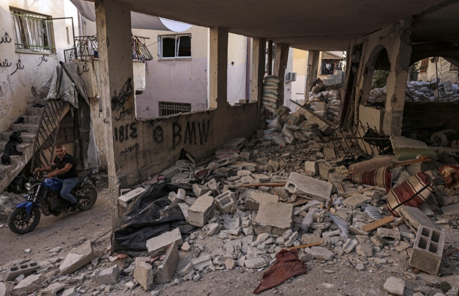 އިޒްރޭލު ސިފައިން މިއަދު ގާޒާ އަށް ދޭން ފެށި ހަމަލާތަކުގައި ގާޒާގެ އިމާރާތެއް ބިމާ ހަމަކޮށްލައިފައި: އިޒްރޭލުން ހަމަލާދޭން ފެށީ ޖެނީން އަށް ހަމަލާދީ އެތައް ބަޔަކު މަރާލުމަށް ފަހު -- ފޮޓޯ: އޭއެފްޕީ