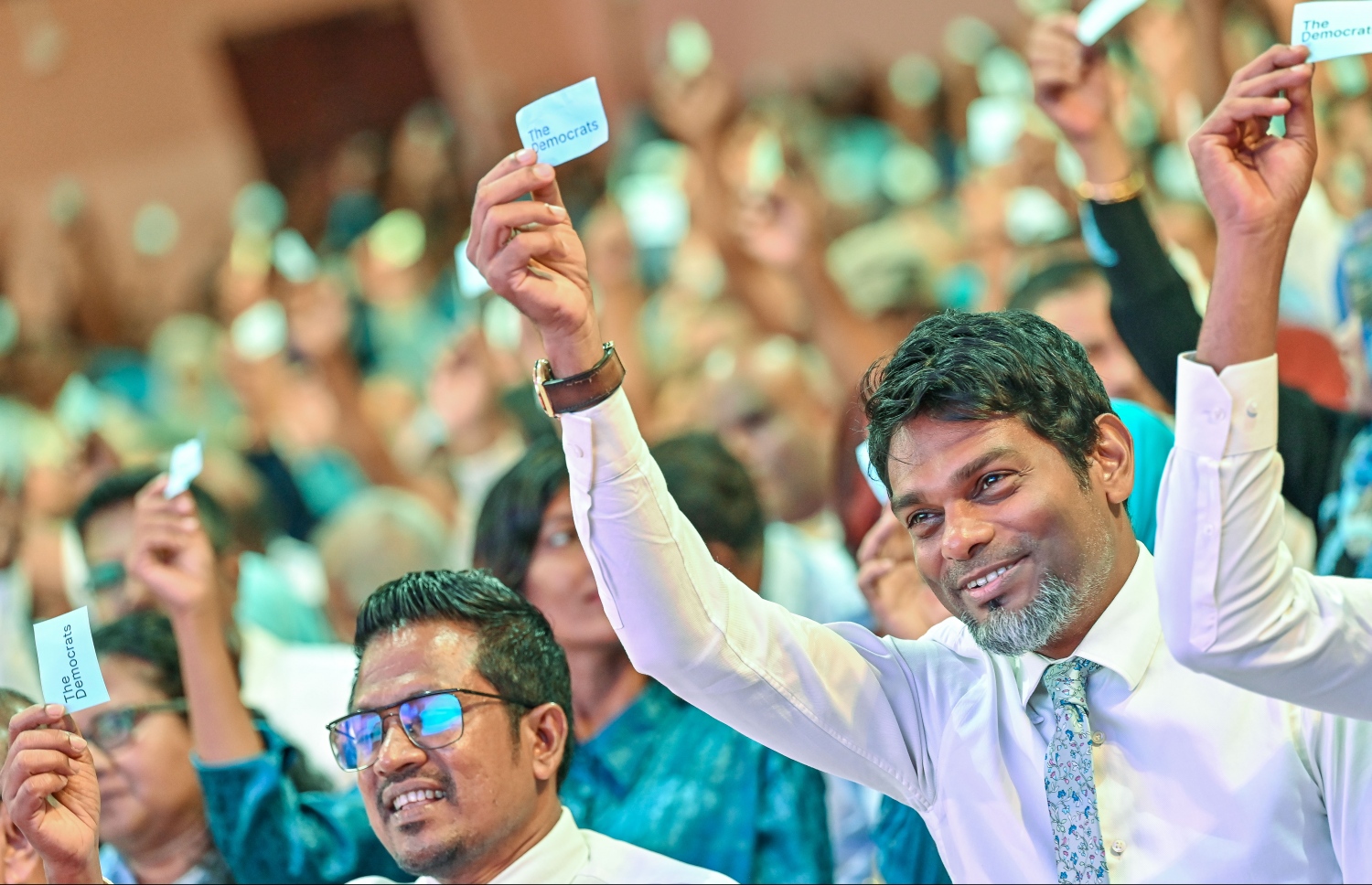 "ދަ ޑިމޮކްރެޓްސް" އުފެއްދުމަށް ބޭއްވި ޖަލްސާގައި އަމްރު ވޯޓު ދެއްވަނީ، މިރޭގެ ޖަލްސާގައި ވަނީ އެޕާޓީގެ ނަމާއި ލޯގޯ ފާސްކޮށްފައި - ފޮޓޯ: ނިޝާން އަލީ | މިހާރު