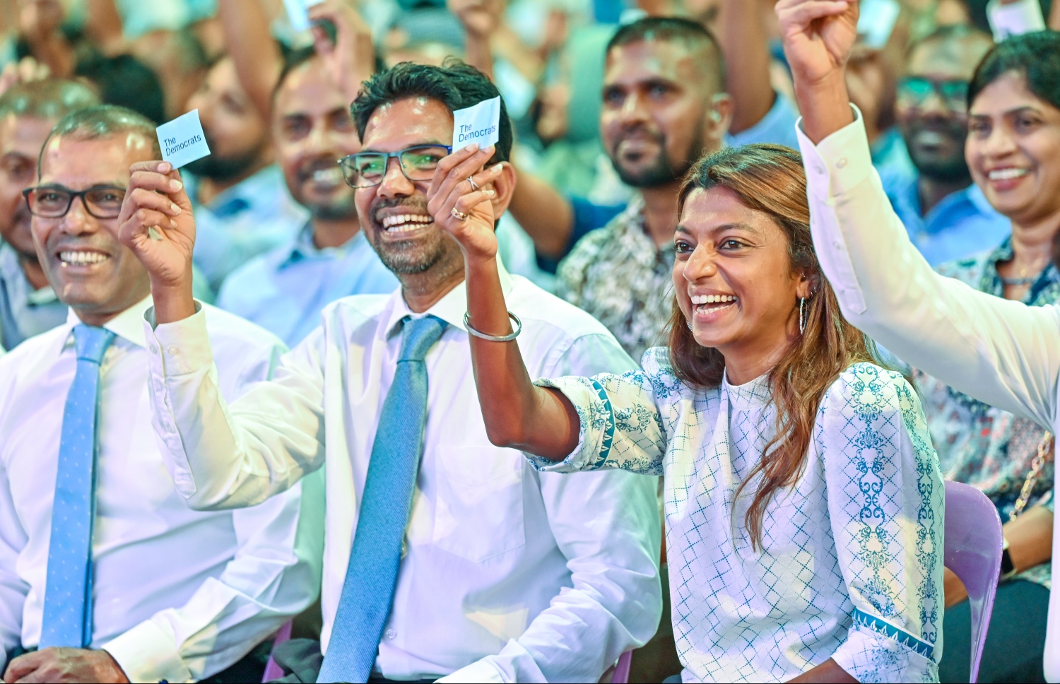 "ދަ ޑިމޮކްރެޓްސް" އުފެއްދުމަށް ބޭއްވި ޖަލްސާގެ ތެރެއިން، މިރޭގެ ޖަލްސާގައި ވަނީ އެޕާޓީގެ ނަމާއި ލޯގޯ ފާސްކޮށްފައި - ފޮޓޯ: ނިޝާން އަލީ | މިހާރު