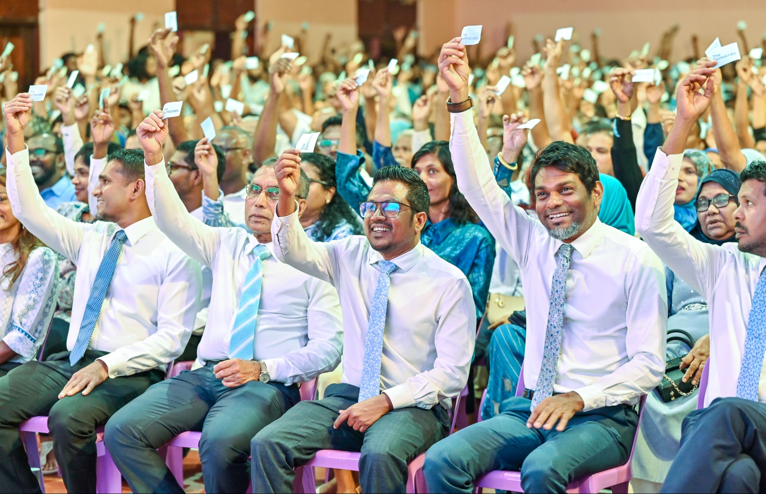 "ދަ ޑިމޮކްރެޓްސް" އުފެއްދުމަށް ބޭއްވި ޖަލްސާގެ ތެރެއިން، މިރޭގެ ޖަލްސާގައި ވަނީ އެޕާޓީގެ ނަމާއި ލޯގޯ ފާސްކޮށްފައި - ފޮޓޯ: ނިޝާން އަލީ | މިހާރު