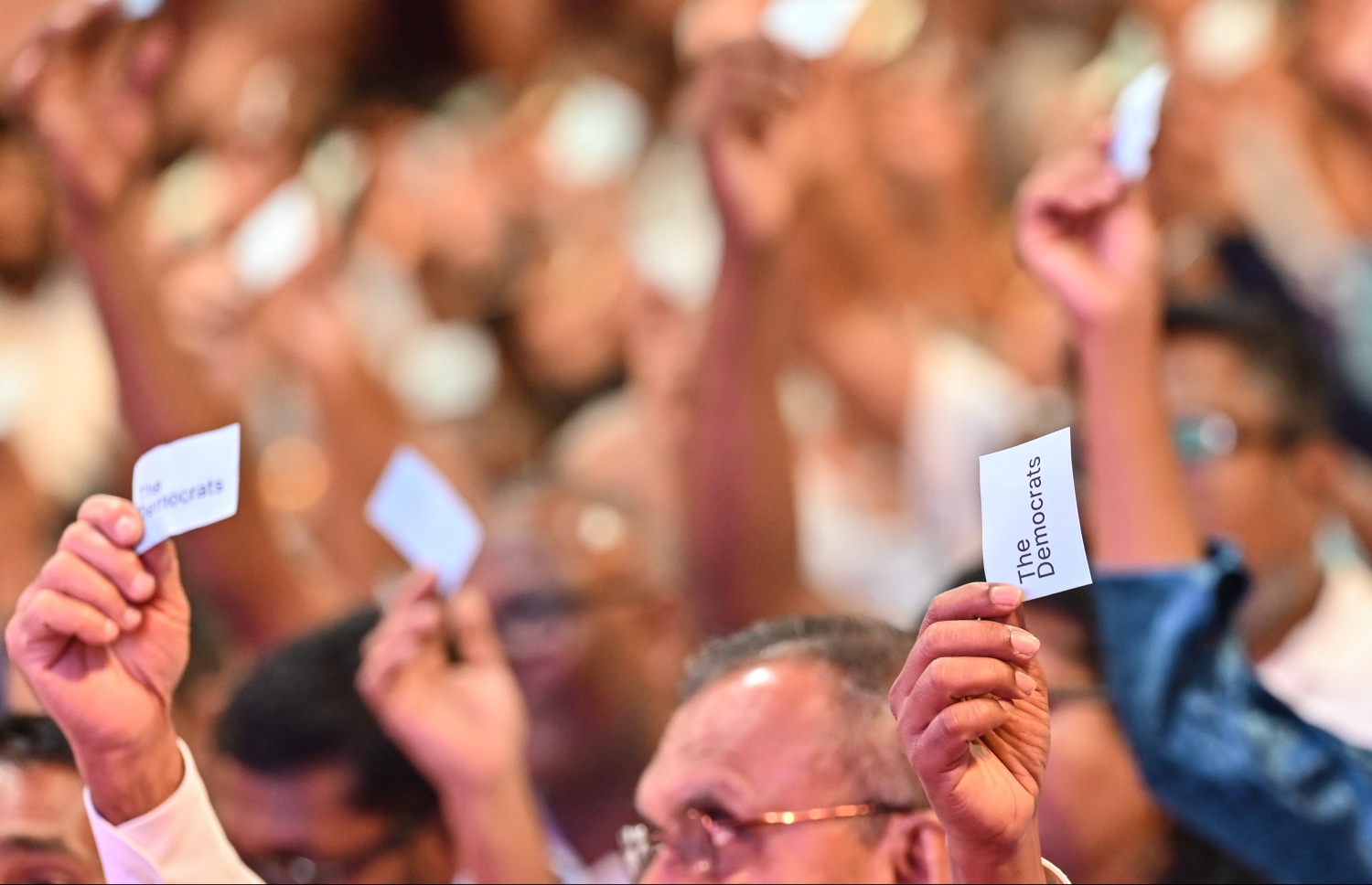 "ދަ ޑިމޮކްރެޓްސް" އުފެއްދުމަށް ބޭއްވި ޖަލްސާގެ ތެރެއިން، މިރޭގެ ޖަލްސާގައި ވަނީ އެޕާޓީގެ ނަމާއި ލޯގޯ ފާސްކޮށްފައި - ފޮޓޯ: ނިޝާން އަލީ | މިހާރު