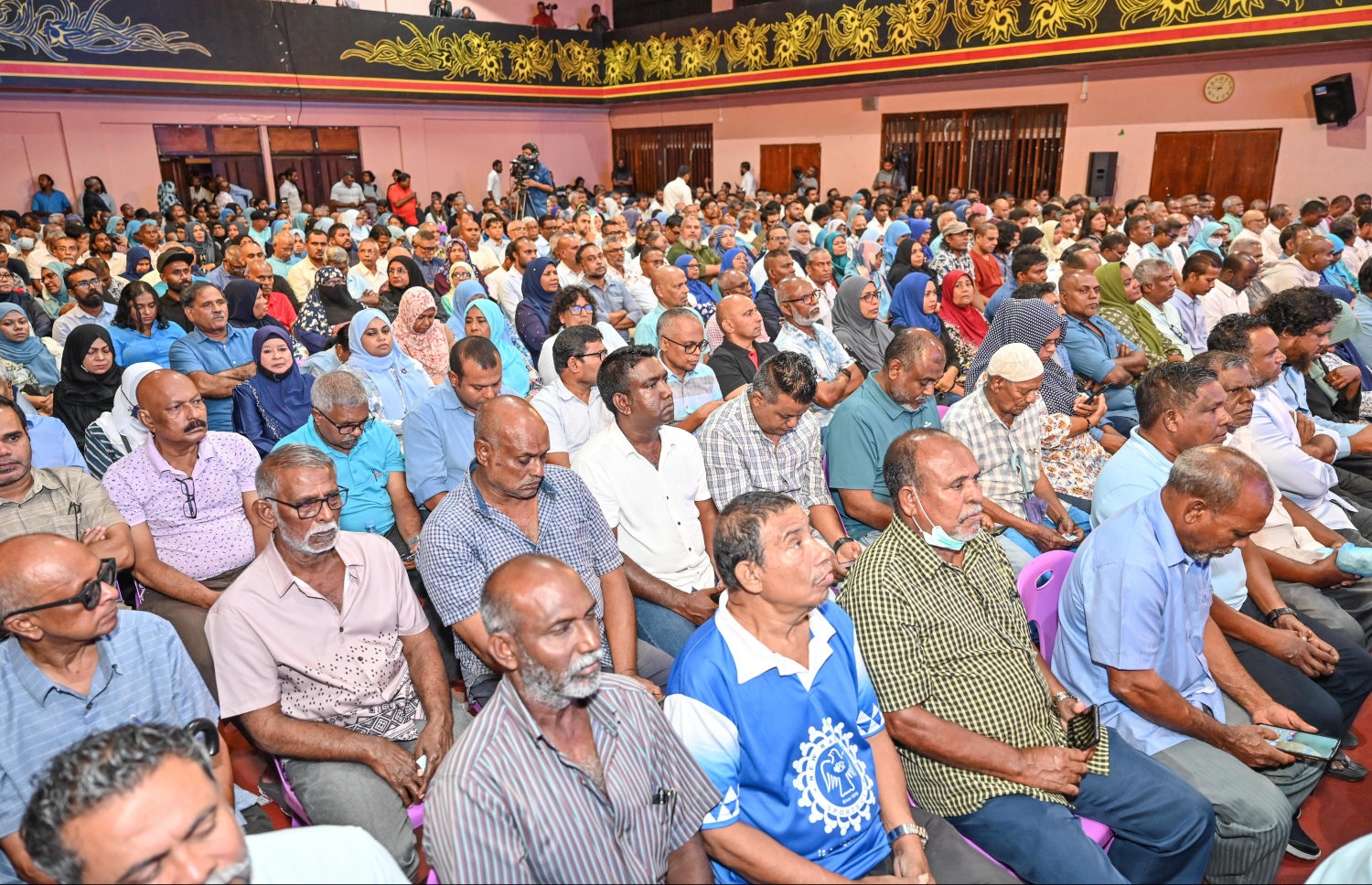 "ދަ ޑިމޮކްރެޓްސް" ނަމުގައި ޕާޓީއެއް އުފެއްދުމަށް ބޭއްވި ޖަލްސާގައި އެޕާޓީގެ މެމްބަރުން ބައިވެރިވަނީ.-- ފޮޓޯ: ނިޝާން އަލީ | މިހާރު