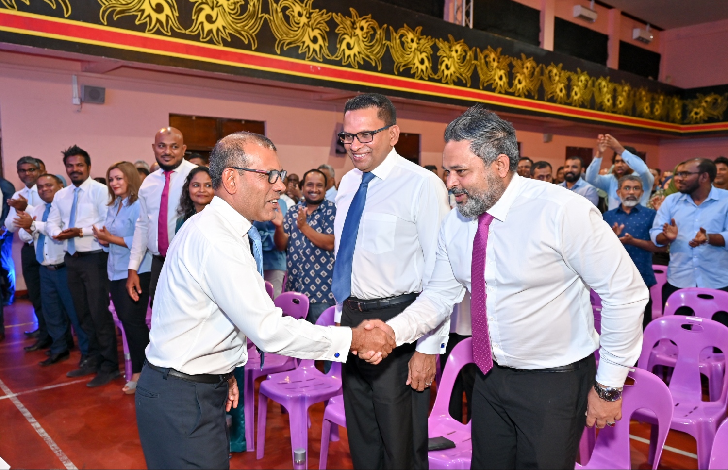 ޑިމޮކްރެޓްސް އުފެއްދުމުގެ ޖަލްސާގައި އެހެން ސިޔާސީ ޕާޓީތަކުގެ އިސް ލީޑަރުންނާއެކު މަޖިލީހުގެ ރައީސް މުހައްމަދު ނަޝީދު ބައިވެރިވެވަޑައިގަންނަވަނީ.-- ފޮޓޯ: ނިޝާން އަލީ | މިހާރު