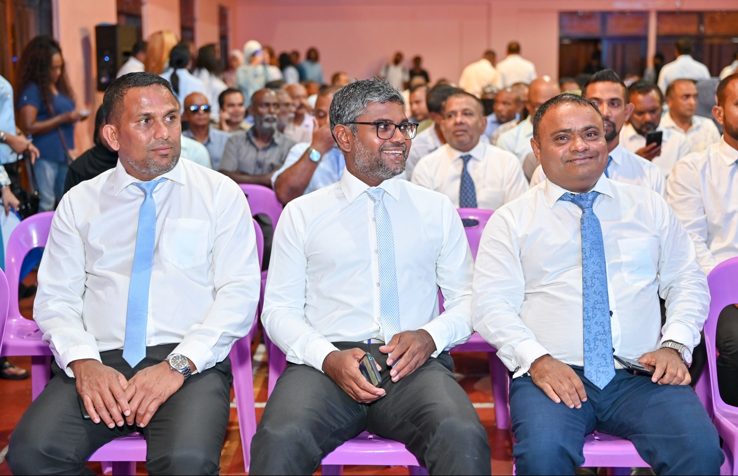 "ދަ ޑިމޮކްރެޓްސް" ނަމުގައި ޕާޓީއެއް އުފެއްދުމަށް ބޭއްވި ޖަލްސާގައި އެޕާޓީގެ މެމްބަރުން ބައިވެރިވަނީ.-- ފޮޓޯ: ނިޝާން އަލީ | މިހާރު