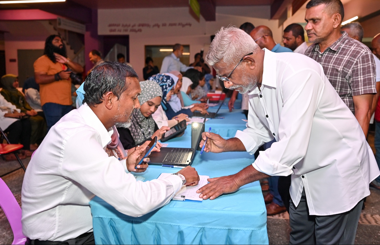 "ދަ ޑިމޮކްރެޓްސް" ނަމުގައި ޕާޓީއެއް އުފެއްދުމަށް ބޭއްވި ޖަލްސާއަށް ވަނުމަށް އެޕާޓީގެ މެމްބަރުން ނަން ނޯޓު ކުރަނީ.-- ފޮޓޯ: ނިޝާން އަލީ | މިހާރު