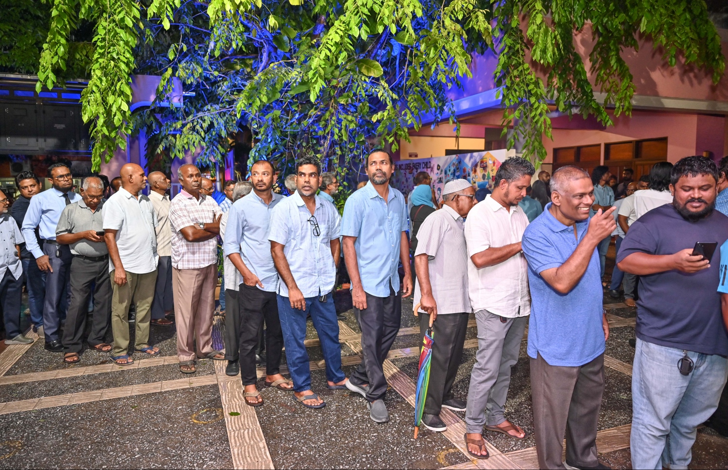 "ދަ ޑިމޮކްރެޓްސް" ނަމުގައި ޕާޓީއެއް އުފެއްދުމަށް ބޭއްވި ޖަލްސާއަށް ވަނުމަށް އެޕާޓީގެ މެމްބަރުން ކިއު ހަދައިގެން.-- ފޮޓޯ: ނިޝާން އަލީ | މިހާރު