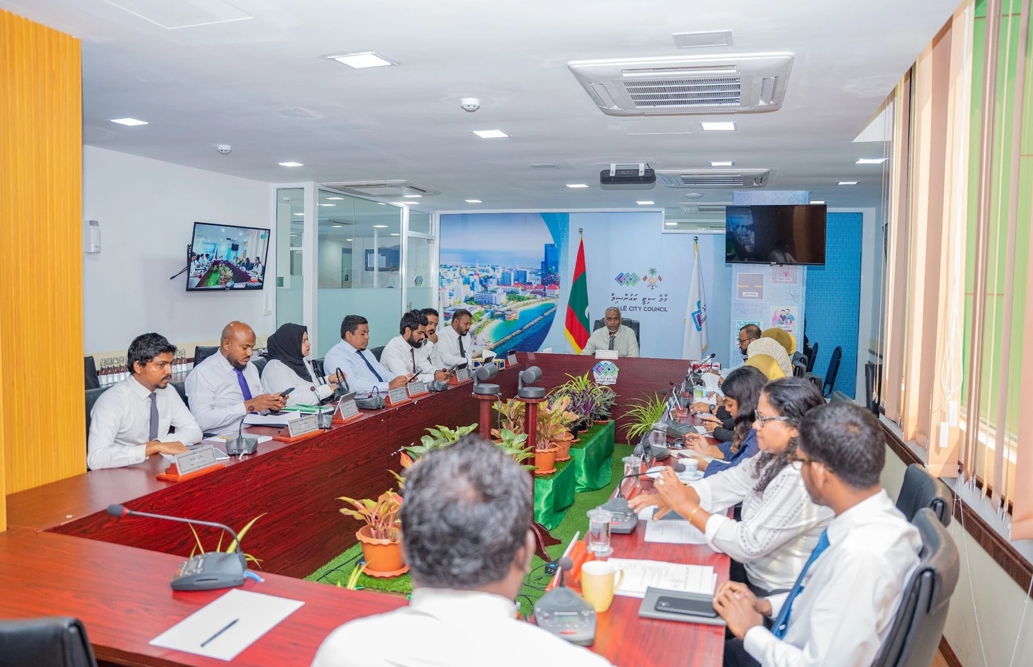 މާލޭ ސިޓީ ކައުންސިލަރުންގެ ބައްދަލުވުމުގައި ކައުންސިލަރުން ބައިވެރިވެވަޑައިގަންނަވަނީ. --ފޮޓޯ: ސިޓީ ކައުންސިލް