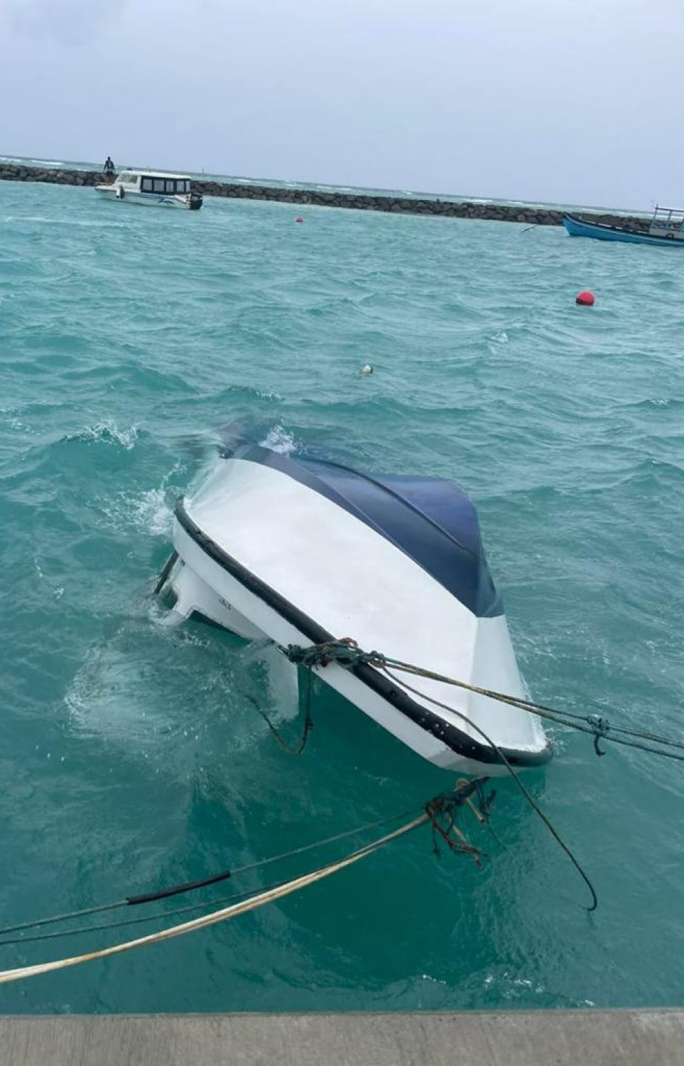 މިހާރު ކުރާ ވިއްސާރާގައި ދިއްދޫ ބަނދަރުގައި އޮތް ލޯންޗެއް ބަންޑުންޖަހާލައިފައި.