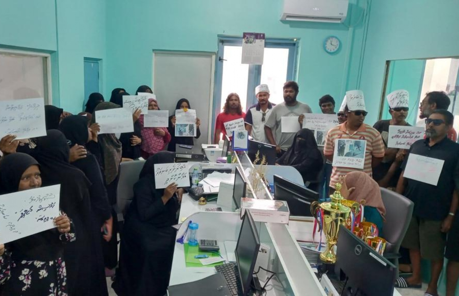 ދިއްދޫ ބަނދަރުގެ ނެރުގެ މައްސަލަ ހައްލުނުވެގެން އާންމުން ކައުންސިލް އިދާރާގައި ތިބެގެން އިހުތިޖާޖުކުރަނީ.