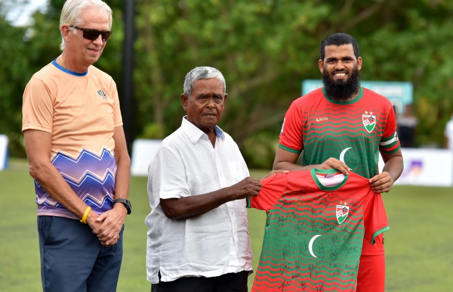 ގައުމީ ޓީމުގެ ކުރީގެ ކެޕްޓަން އަކުރަމްގެ ފަރާތުން އުއްޗު އަށް ޖޯޒީއެއް ހަވާލުކޯށް ދެއްވަނީ: އުއްޗު މެދުވެރިކޮށް ގައުމީ ޓީމަށް ހޯދައިދިން މިލިއަނަކަށް ވުރެ ގިނަ ރުފިޔާ އަދިވެސް ކުޅުންތެރިންނަށް ދީފައެއް ނުވޭ