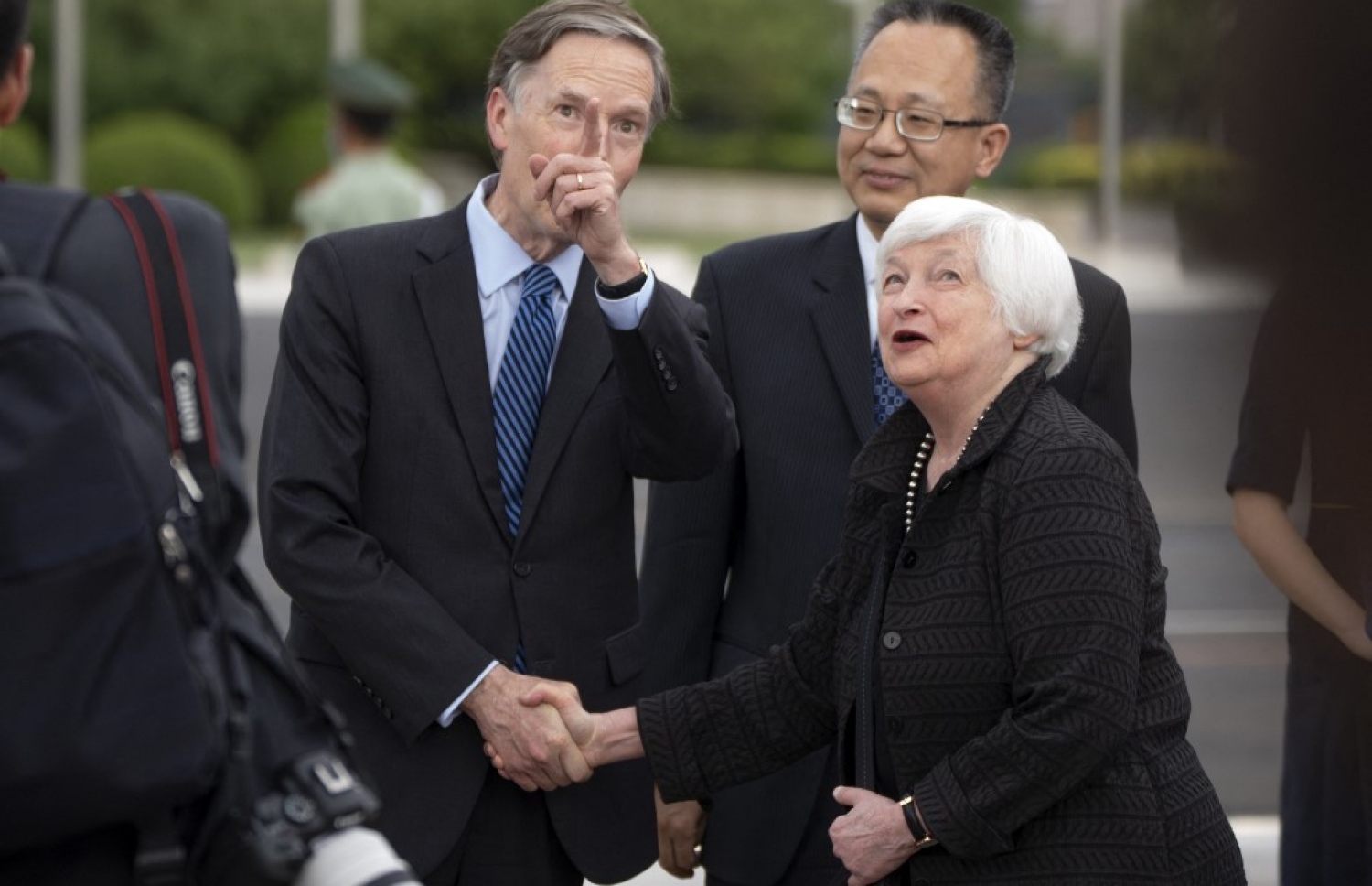 އެމެރިކާގެ މާލީ ވަޒީރު ޗައިނާ އަށް ވަޑައިގެން އެ ގައުމުގެ އެމްބެސެޑަރާ ސަލާމް ކުރައްވަނީ -- ފޮޓޯ: އޭއެފްޕީ