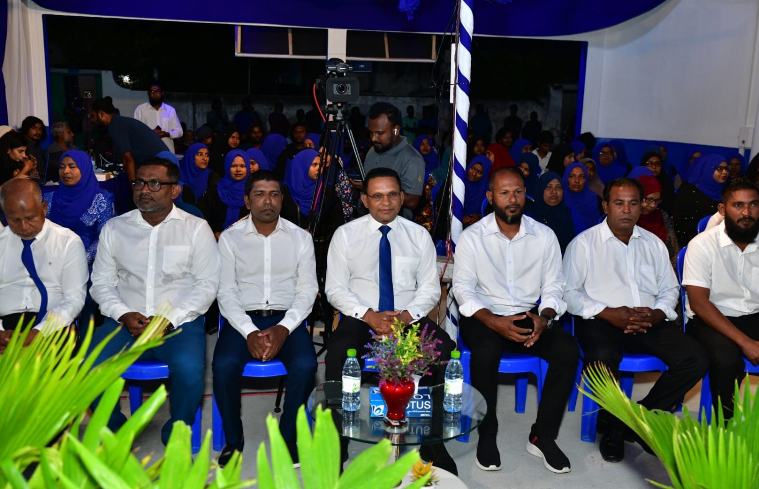 ރޭ ކުޅުދުއްފުށީގައި ބޭއްވި ޖަލްސާ: އެމްއެންޕީގެ ރިޔާސީ ކެންޑިޑޭޓް މުހައްމަދު ނާޒިމް ވިދާޅުވީ ތިލަދުންމައްޗަށް ބޮޑު ހަ މަޝްރޫއެއް ގެންގުޅުއްވާ ކަމަށް.--  ފޮޓޯ: އެމްއެންޕީ