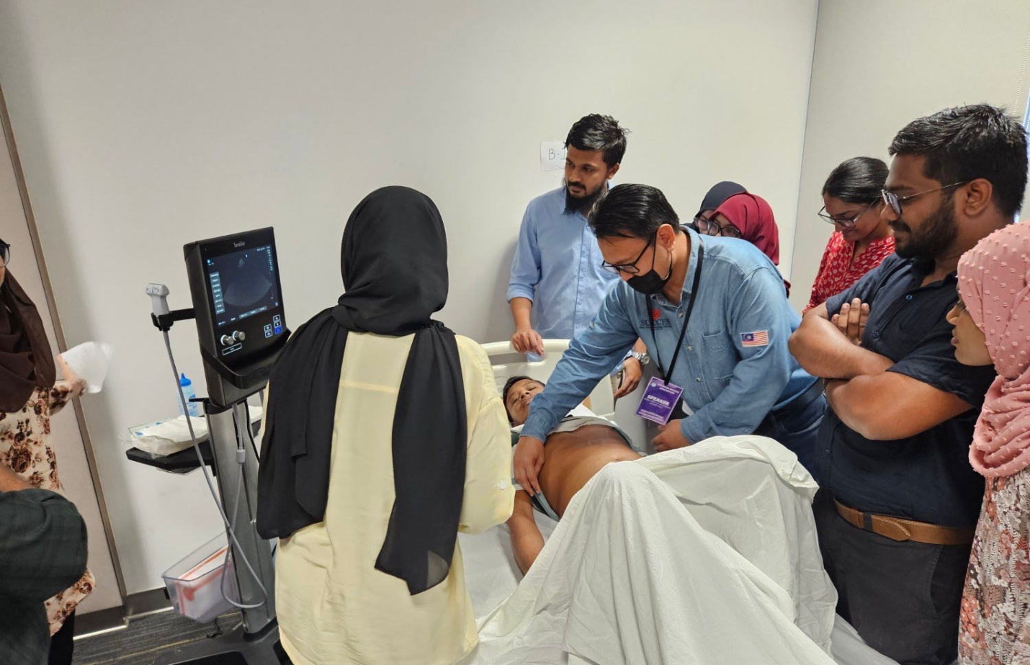 ދިވެހި ޑޮކްޓަރުންގެ ފުރަތަމަ މެޑިކަލް ކޮންފަރެންސްގައި ވޯކްޝޮޕެއް ކުރިއަށް ގެންދަނީ.-- ފޮޓޯ: މޯލްޑިވްސް މެޑިކަލް އެސޯސިއޭޝަން