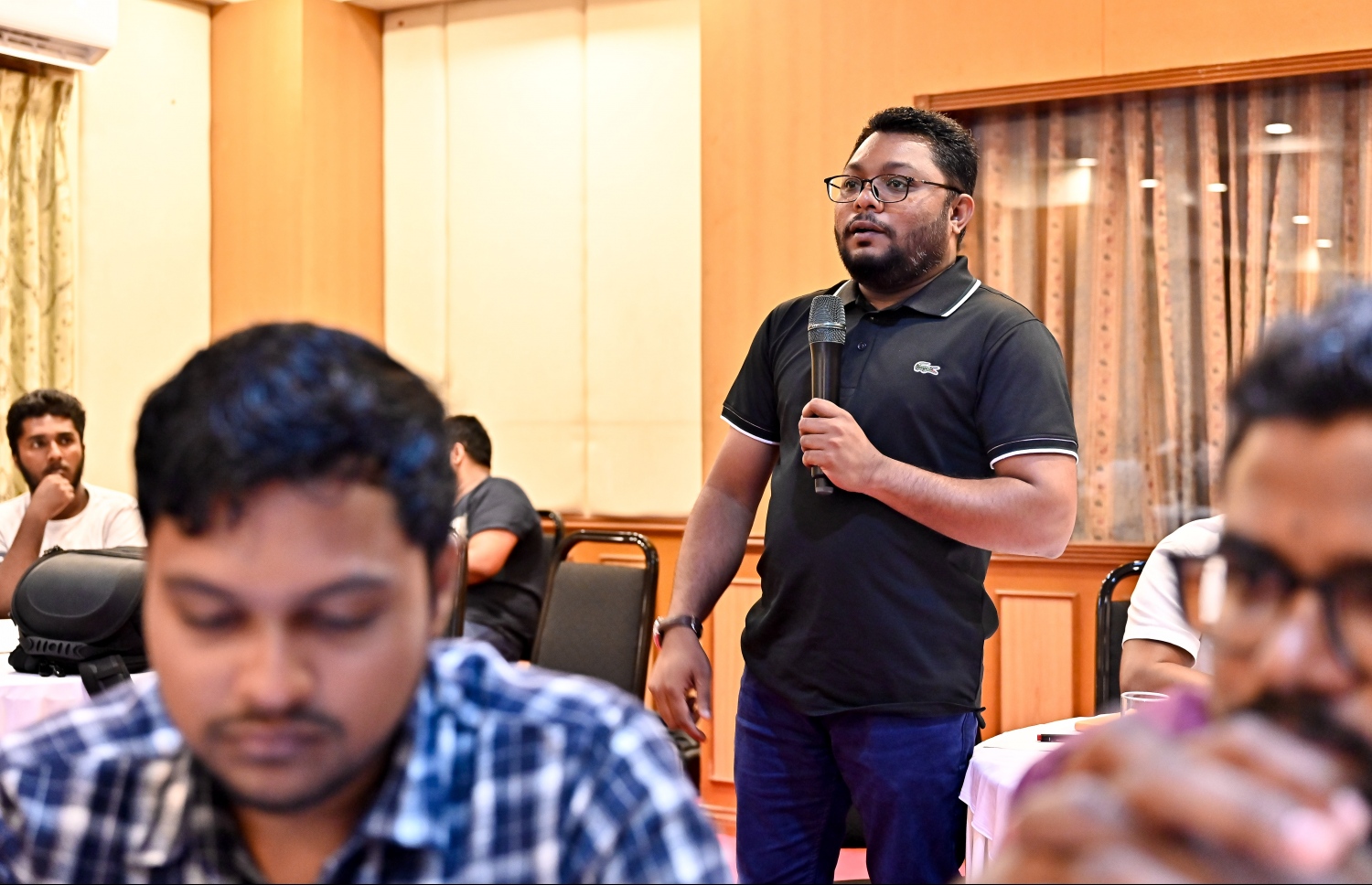 "ސޭވް އެފްއޭއެމް" ކެމްޕޭނުގެ ބައްދަލުވުމުގައި ކުޅިވަރު ނޫސްވެރިޔާ އަޒްމީން ވާހަކަދައްކަނީ: ފުޓްބޯޅަ އަށް ހެޔޮ ބަދަލު ގެނައުމުގައި މީޑިއާތަކާއި ކުޅިވަރު ނޫސްވެރިން މިހާރަށް ވުރެ ފުޅާކޮށް މަސައްކަތް ކުރަންޖެހޭކަން އޭނާ ފާހަގަ ކުރި  --- ފޮޓޯ: ނިޝާން އަލީ | މިހާރު