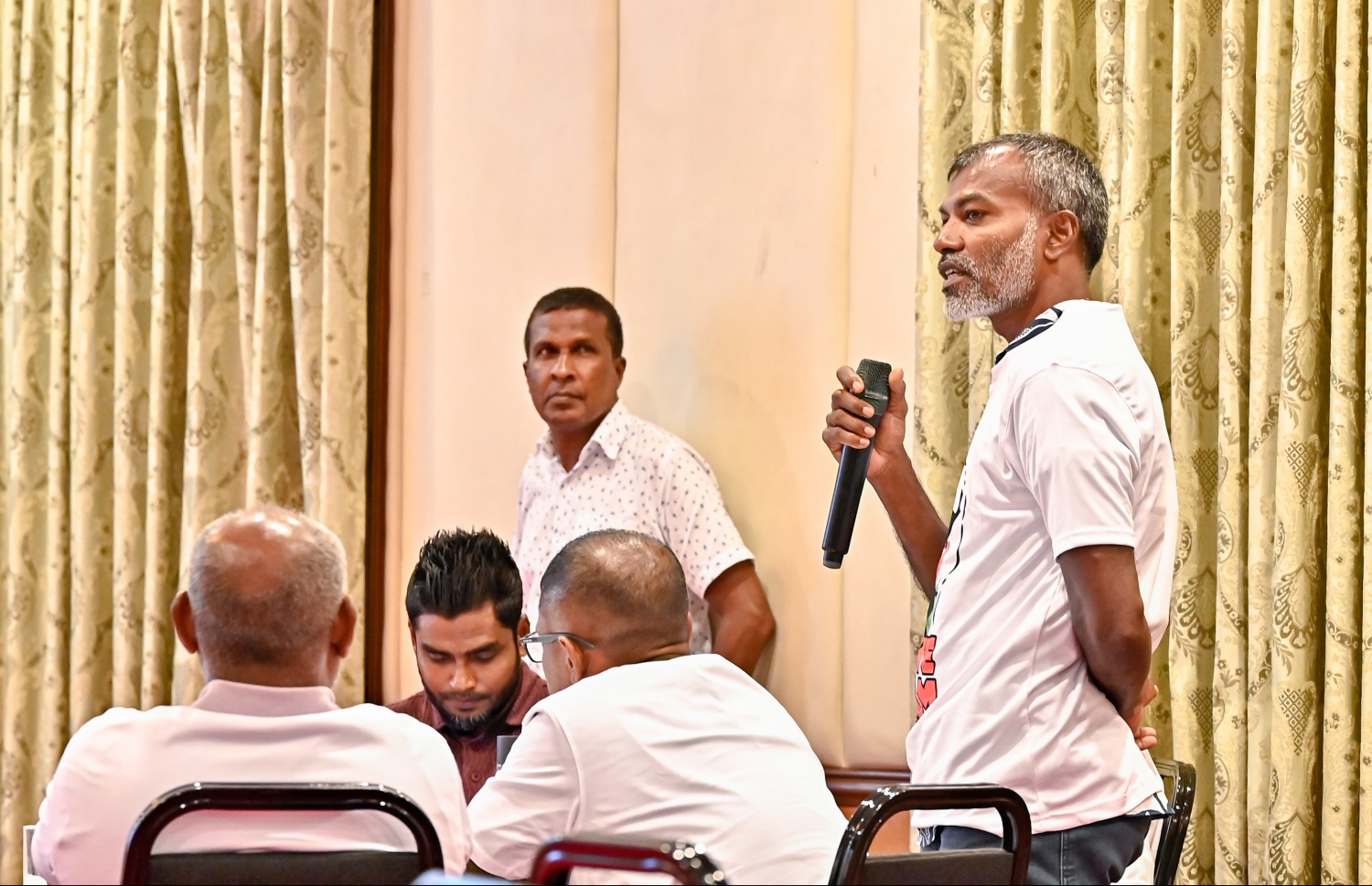 ސޭވްއެފްއޭއެމް ކެމްޕޭނުގެ ބައްދަލުވުމުގައި ބައިވެރިވި ގައުމީ ޓީމުގެ ކުރީގެ ކީޕަރު ނާނީ ވާހަކަ ދައްކަނީ  --- ފޮޓޯ: ނިޝާން އަލީ | މިހާރު