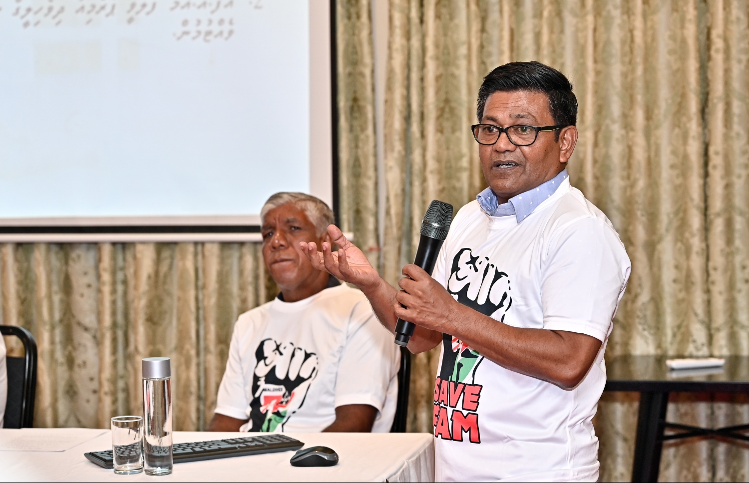 ކުރިން ދެވަނަ ޑިވިޝަނުގައި ވާދަކުރި ވެލެންސިއާގެ ބީ ޓީމު، ޔުވެންޓަސް އަށް ކުޅުނު ކުރީގެ ކުޅުންތެރިޔާ އަދި ފަހުން އެފްއޭއެމްގެ ޖެނެރަލް ސެކްރެޓަރީކަން ވެސް ކުރެއްވި ހާމިދު އަބްދުލް ގަފޫރު، (ކ) "ސޭވް އެފްއޭއެމް" ބައްދަލުވުމުގައި ވާހަކަ ދައްކަވަނީ --- ފޮޓޯ: ނިޝާން އަލީ | މިހާރު