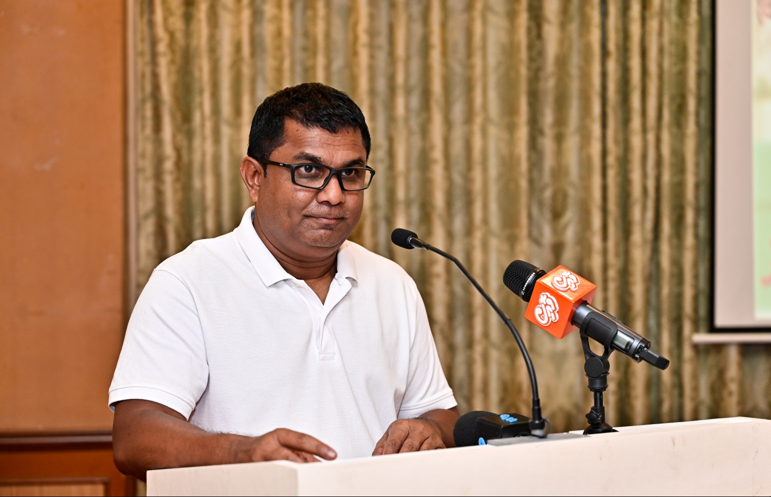 ސޭވް އެފްއޭއެމް ކެމްޕޭން ލިޑް ކުރައްވާ ސަލްސާ އާމިރު: އޭނާ ވިދާޅުވީ ފުޓްބޯޅަ ރިފޯމް ކުރަން "ސޭވް އެފްއޭއެމް" ކެމްޕޭނުގައި އޭނާ ނުކުންނެވީ، ފުޓްބޯޅައިގެ އިސް ހިދުމަތްތެރިންތަކެއް އޭނާ ގާތު އެކަމުގައި ކުރިއަށް ނުކުންނަވަން އެދިވަޑައިގަތުމުން ކަމަށް  --- ފޮޓޯ: ނިޝާން އަލީ | މިހާރު