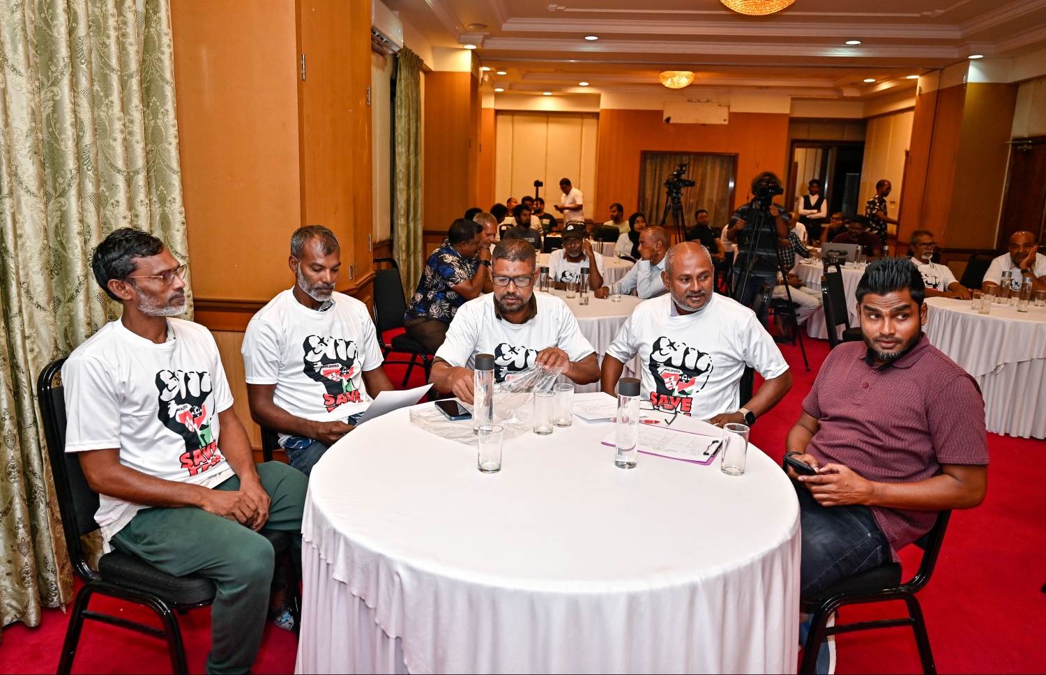 ސޭވްއެފްއޭއެމް ކެމްޕޭނުގެ ބައްދަލުވުމުގައި ބައިވެރިވި ކުރީގެ ބައެއް ކުޅުންތެރިންނާއި ފުޓްބޯޅައިގެ ބައެއް ފަރާތްތައް --- ފޮޓޯ: ނިޝާން އަލީ | މިހާރު