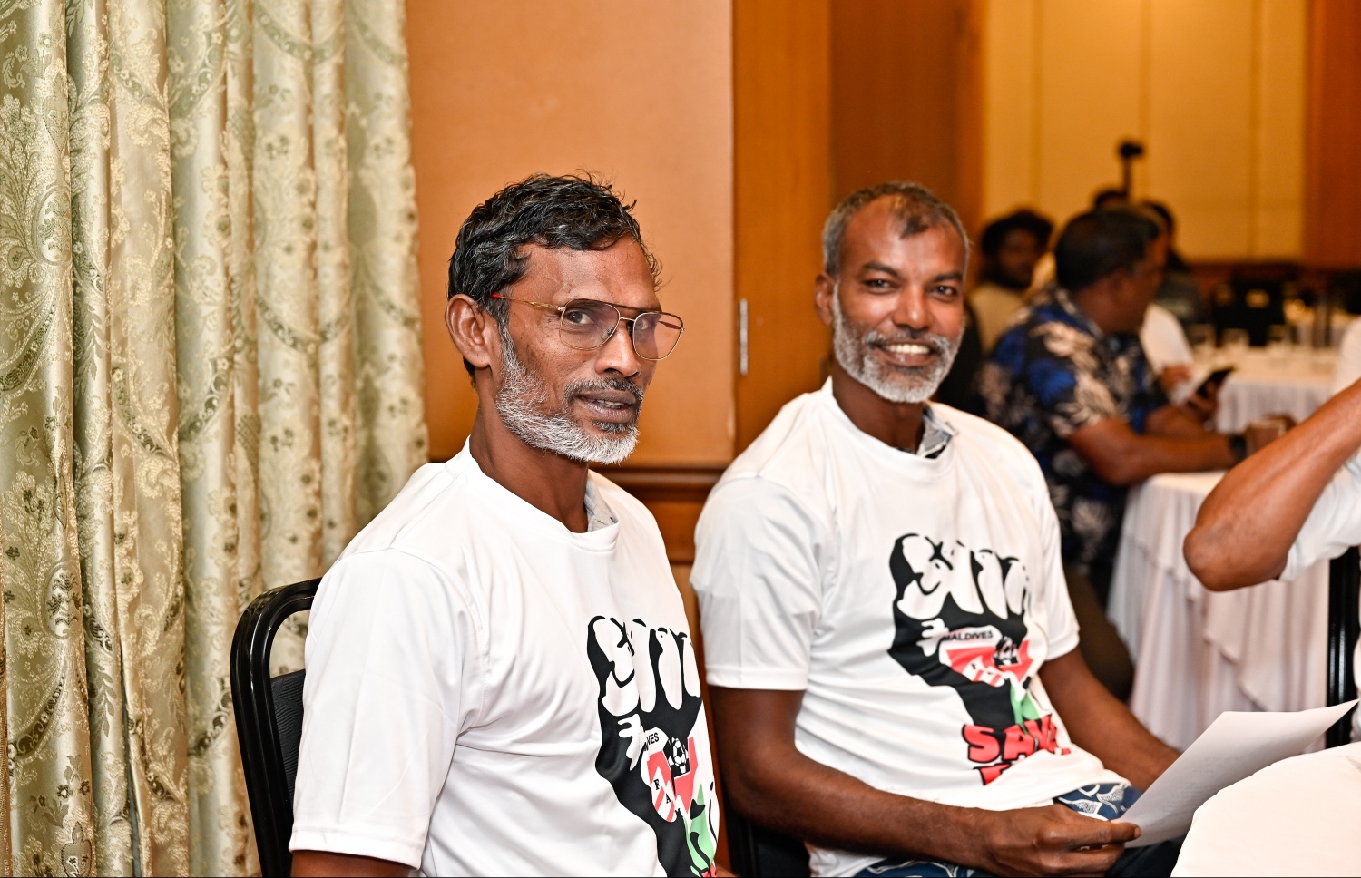 ކުރީގެ ދެ ކުޅުންތެރިން "ސޭވް އެފްއޭއެމް" ޖޯޒީ ލައިގެން: ކުރީގެ ކުޅުންތެރިންނާއި ފުޓްބޯޅައިގެ ކުރީގެ ހިންގުންތެރިން ބައްދަލުވުމަށް ވަޑައިގެންނެވި --- ފޮޓޯ: ނިޝާން އަލީ | މިހާރު