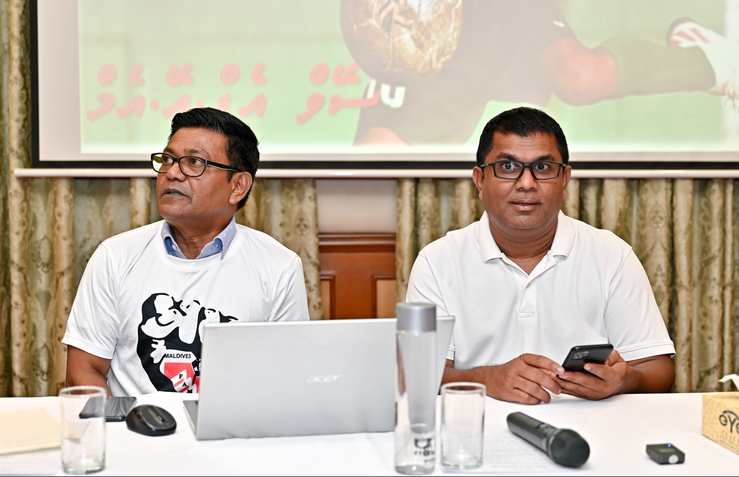 ސޭވްއެފްއޭއެމް ކެމްޕޭނުގެ ބައްދަލުވުމުގައި ސަލްސާ އާމިރު އާއި ހާމިދު އަބްދުލް ގަފޫރު --- ފޮޓޯ: ނިޝާން އަލީ | މިހާރު