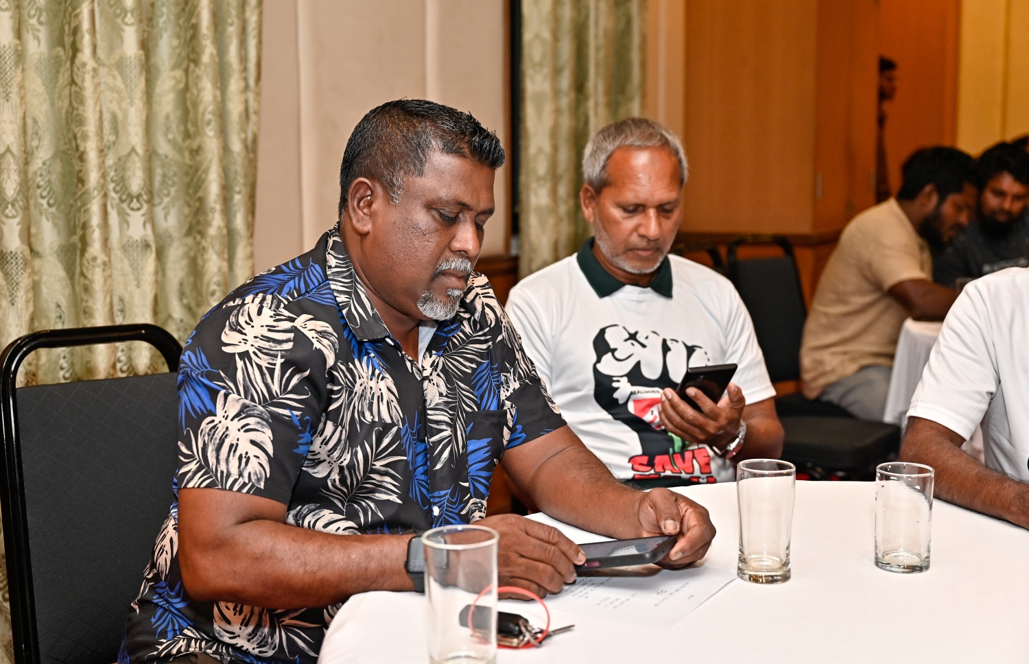 ރާއްޖޭގެ ފުޓްބޯޅަ ލެޖެންޑް އަންދަރްސަވާ އިބްރާހިމް ރަޝީދު [އަންދަރޭ] (ކ) ގައުމީ ޓީމުގެ ކުރީގެ މެނޭޖަރު މުހައްމަދު ހާނިމް، "ސޭވް އެފްއޭއެމް" ބައްދަލުވުމުގައި ބައިވެރިވަނީ. އެ ބައްދަލުވުމުގައި ކުރީގެ ކުޅުންތެރިންނާއި ފުޓްބޯޅައިގެ ކުރީގެ ހިންގުންތެރިން ބައިވެރިވެވަޑައިގެންނެވި --- ފޮޓޯ: ނިޝާން އަލީ | މިހާރު