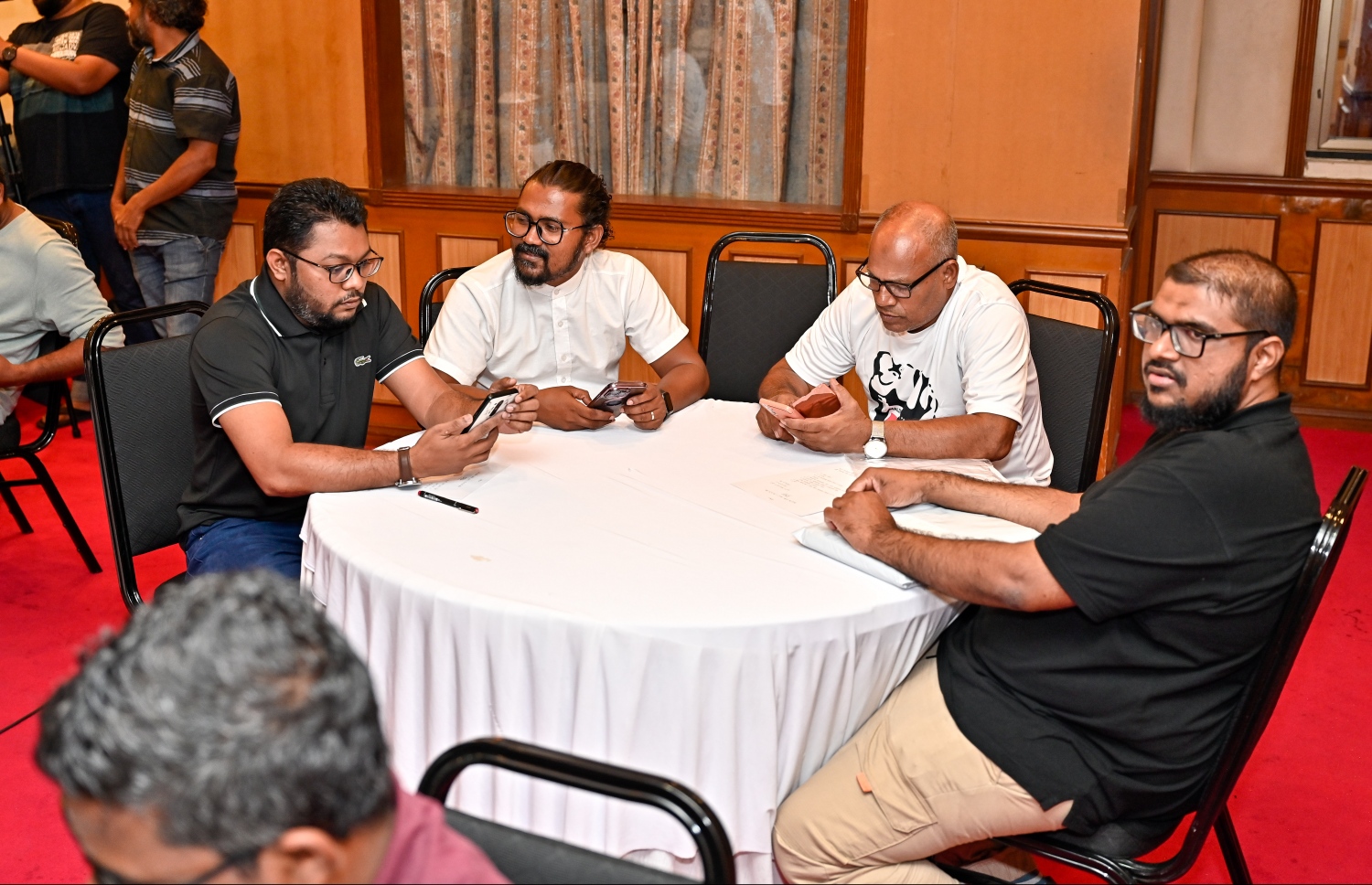 "ސޭވް އެފްއޭއެމް" ކެމްޕޭނުގެ ބައްދަލުވުމުގައި ބައިވެރިވެ ވަޑައިގެންނެވި ބައެއް ބޭފުޅުން: ކުރީގެ ކުޅުންތެރިންނާއި ފުޓްބޯޅައިގެ ކުރީގެ ހިންގުންތެރިން ބައްދަލުވުމަށް ވަޑައިގެންނެވި --- ފޮޓޯ: ނިޝާން އަލީ | މިހާރު