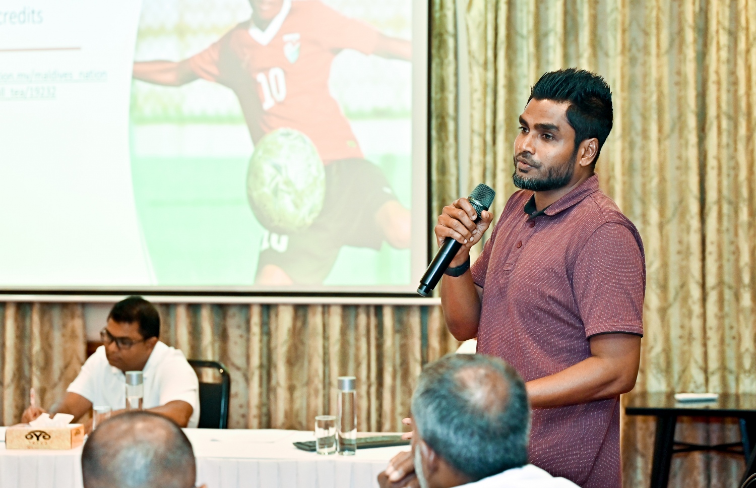 "ސޭވް އެފްއޭއެމް" ކެމްޕޭން ބައްދަލުވުމުގައި ރާއްޖޭގެ ގައުމީ ޓީމަށް ގިނަ މެޗްތަކެއް ކުޅެފައިވާ އިތުބާރު ޑިފެންޑަރު ސޮބާހު މުހައްމަދު (ސޮބާ) ވާހަކަ ދައްކަވަނީ --- ފޮޓޯ: ނިޝާން އަލީ | މިހާރު