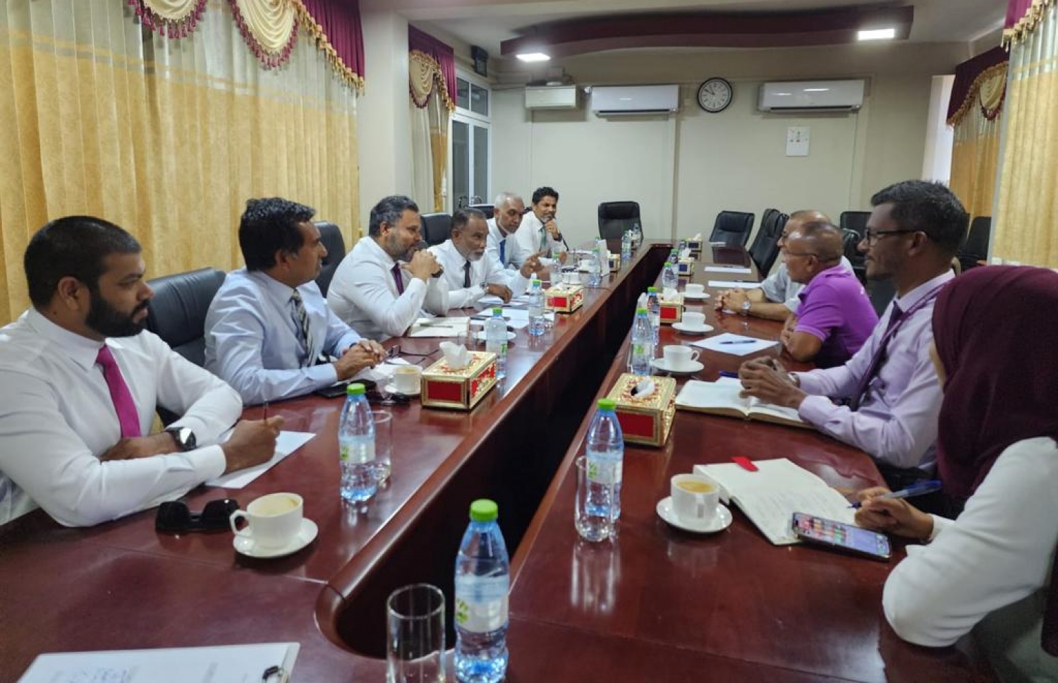 ރިޔާސީ އިންތިހާބާ ގުޅޭ ކަންބޮޑުވުންތައް ހިއްސާ ކުރަން ޕީޕީއެމް އިން އިލެކްޝަންސް ކޮމިޝަން އާ ބައްދަލު ކުރައްވަނީ--ފޮޓޯ: ޕީޕީއެމް