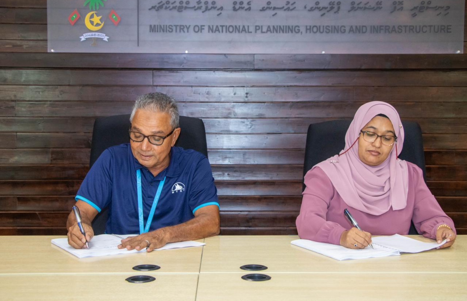 ފޯކައިދޫ، ފީވައް އަދި ފޭދޫގައި ސްވިމިން އޭރިއާއެއް ހަދަން އެމްޓީސީސީއާ ހަވާލުކުރުމަށް ބޭއްވި ރަސްމިއްޔާތު.-- ފޮޓޯ: ޕްލޭނިން މިނިސްޓްރީ