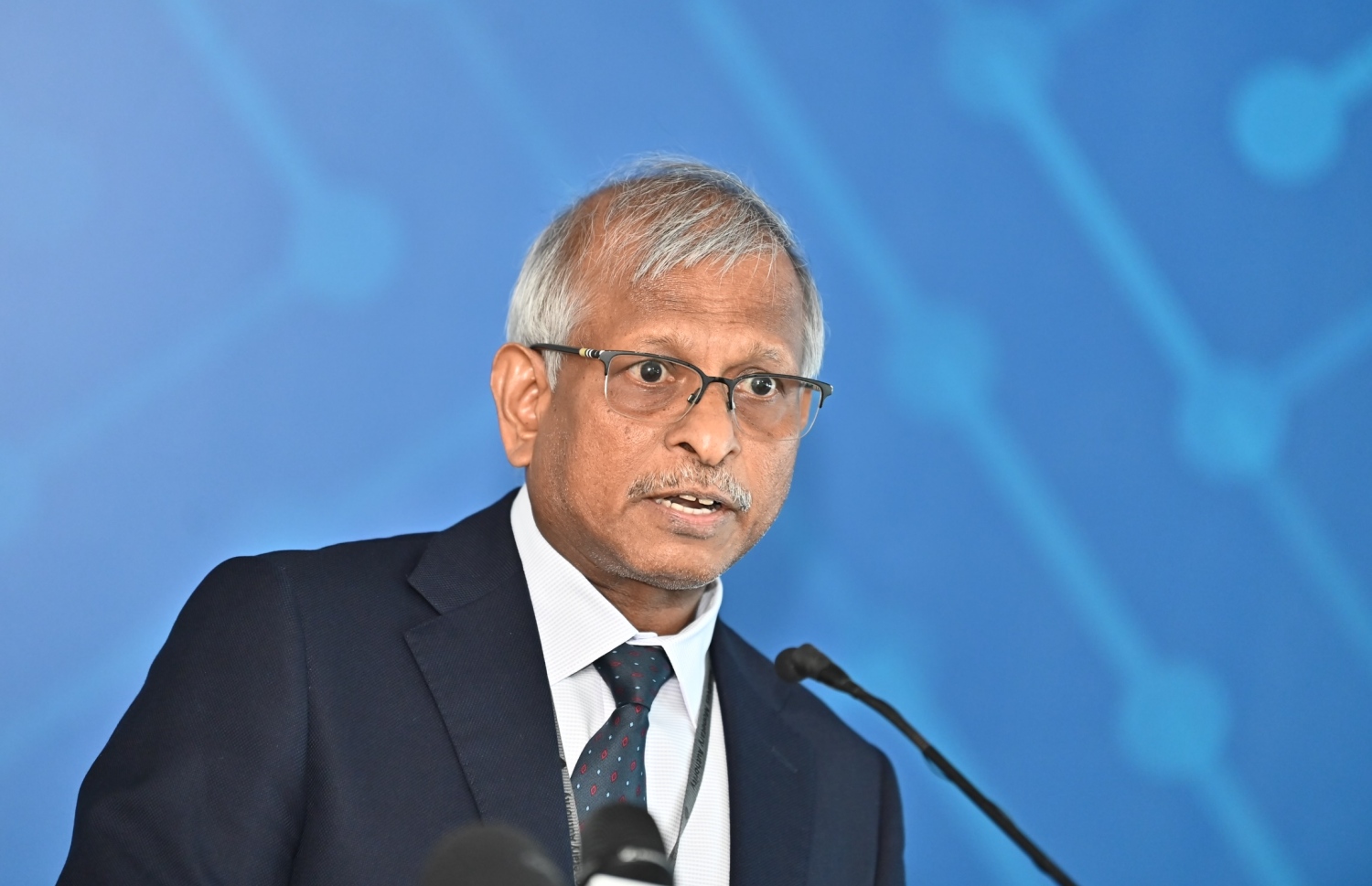 ގަވަރުނަރު އަލީ ހާޝިމު ވާހަކަ ދައްކަވަނީ. ތިން ބޭންކަކާއި އެކު ޕޭމަންޓް ސިސްޓަމް އަންނަ މަހު ފަށަން ވަނީ ނިންމާފައި. -- ފޮޓޯ | މިހާރު