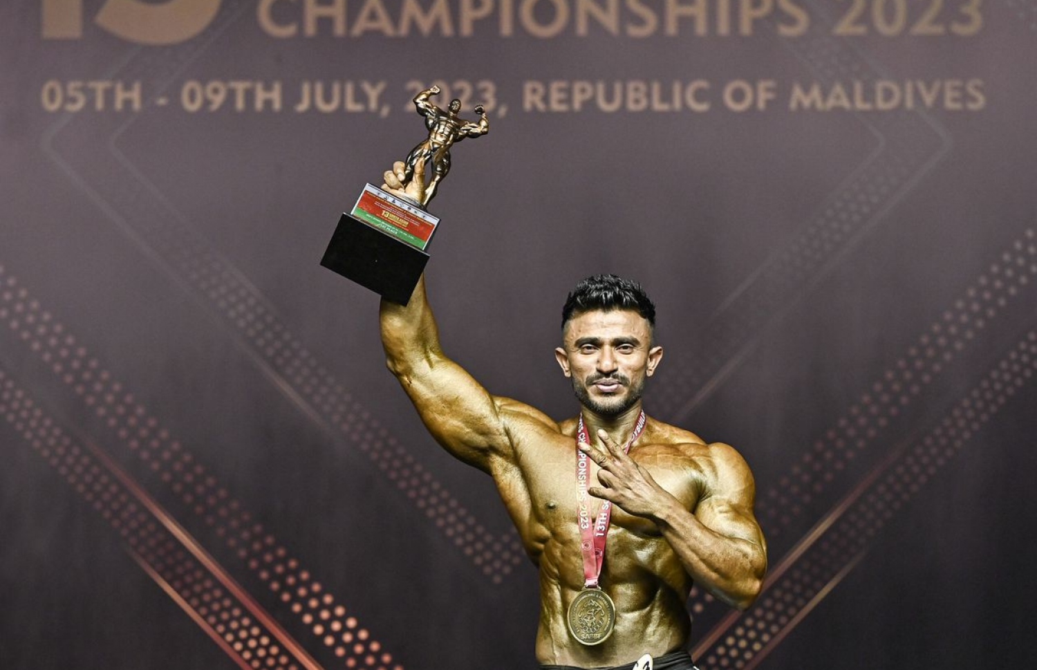 އަޒްނީން ދެކުނު އޭޝިއާގެ މުބާރާތުން އެތުލެޓީކް ފިޒީކް ކެޓަގަރީން ވިދިވިދިގެން ދެ މުބާރާތުގައި ރަން މެޑަލް ހޯދި ރާއްޖޭގެ ފުރަތަމަ އެތުލީޓަކީ އޭނާ --- ފޮޓޯ: ނިޝާން އަލީ މިހާރު