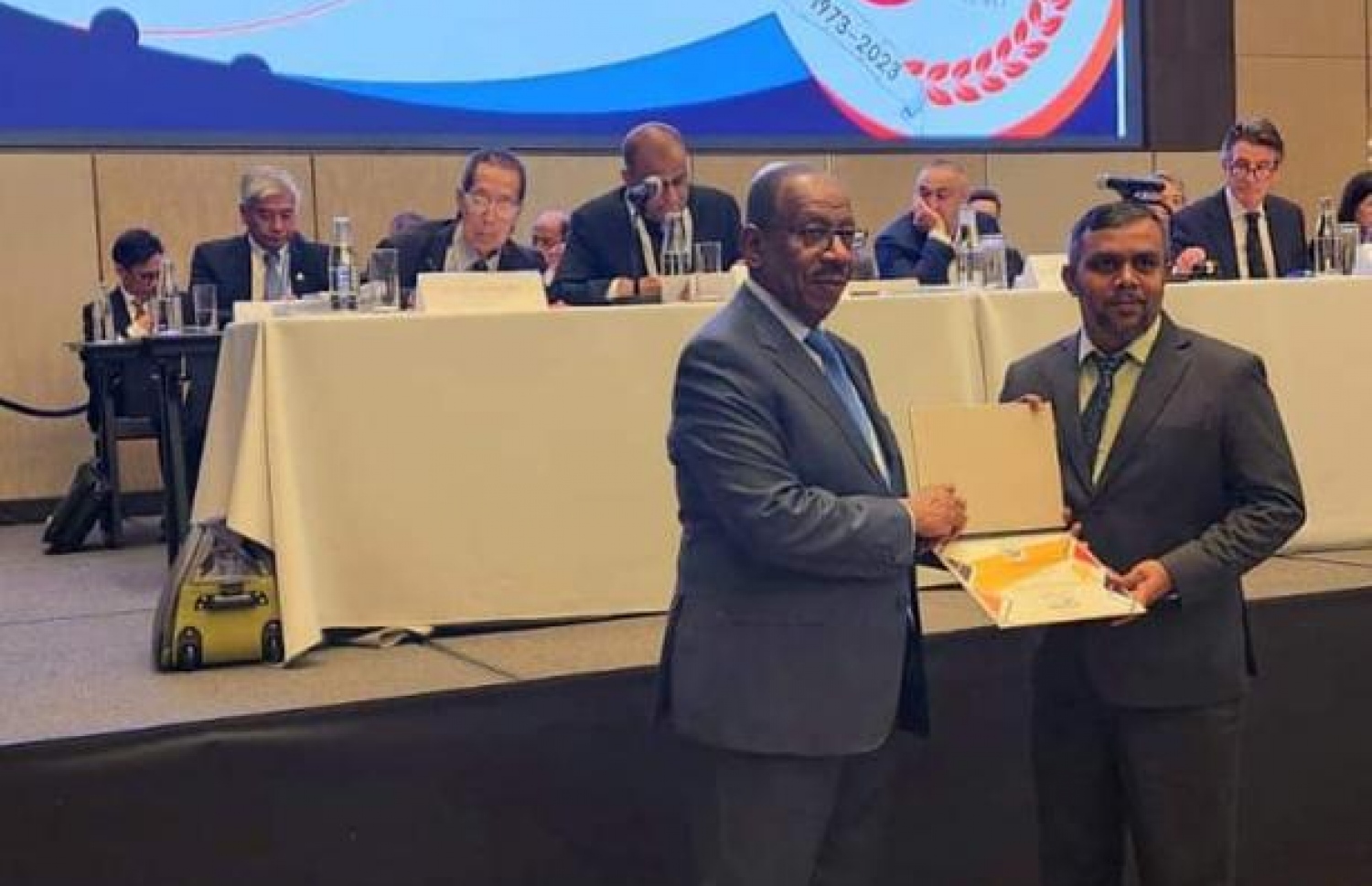 މުންތަގިމްގެ އަގުވަޒަންކޮށް ދެއްވި ހަނދާނީ ލިޔުމާ ހަވާލުވަނީ.--