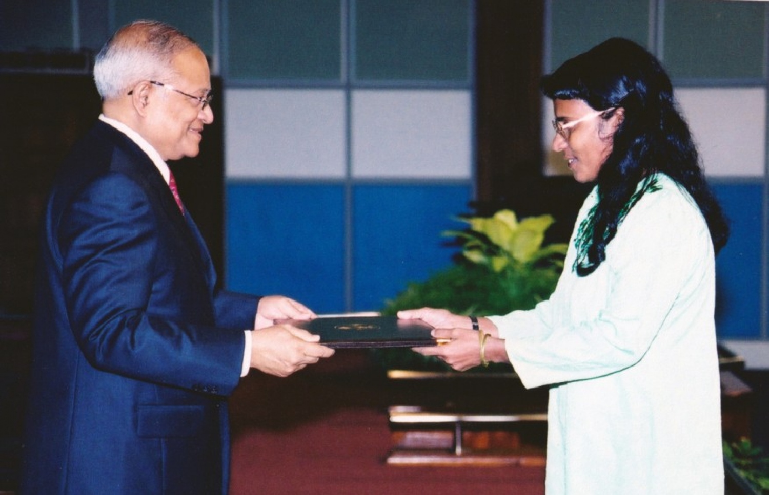 ރައީސް މައުމޫން އަބްދުލްގައްޔޫމް، އާމިނަތު އައްބާސްއަށް ގައުމީ އިނާމު ހަވާލުކޮށްދެއްވަނީ.-- ފޮޓޯ: ރައީސް އޮފީސް