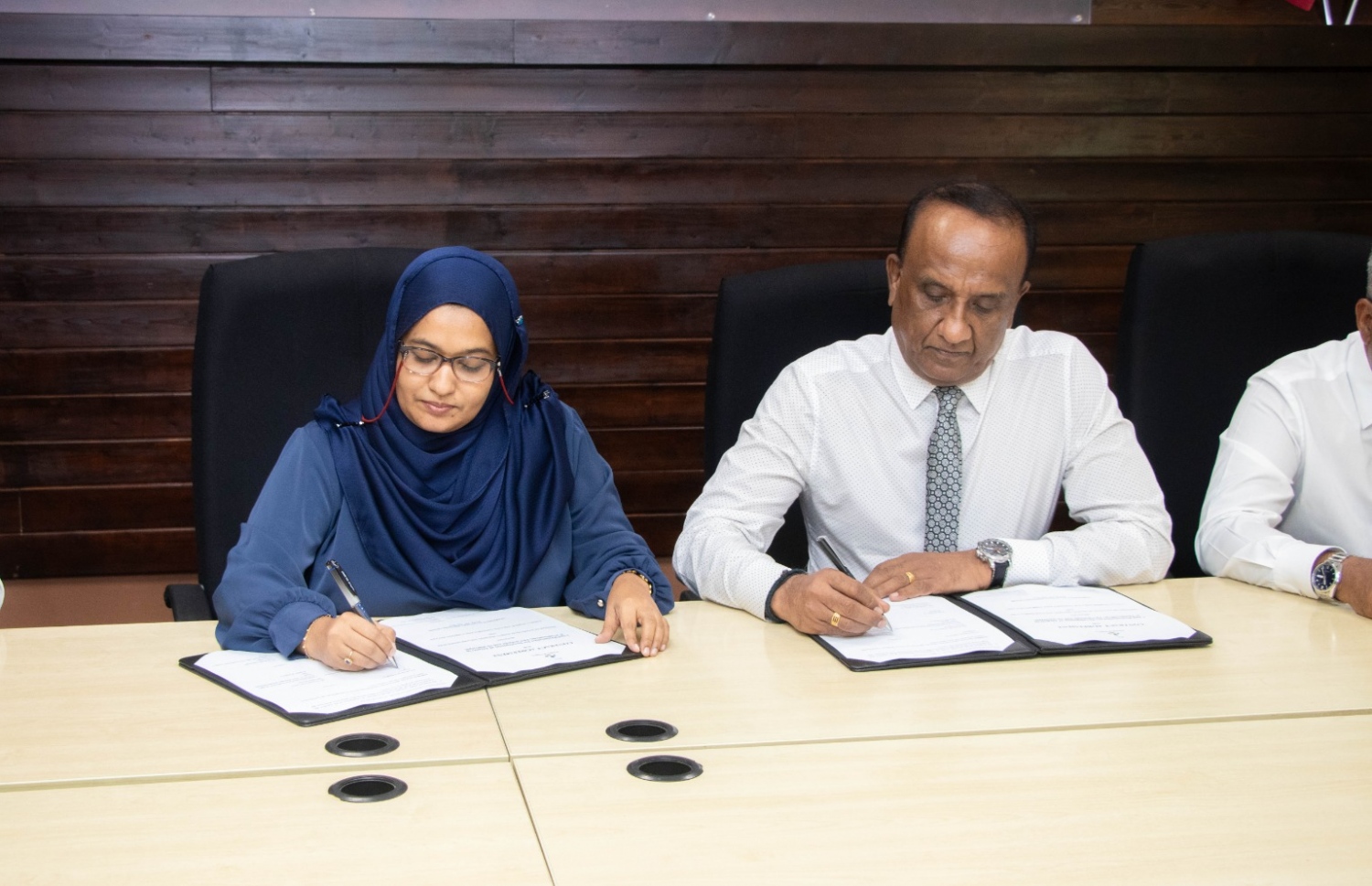 ބިލެތްފަހި، ތުޅާދޫ އަދި ވިލުފުށީގެ އެއާޕޯޓް ހަދަން ބޭނުންވާ ބިން ހިއްކަން ބަޔަކާ ހަވާލުކުރުމަށް ބޭއްވި ރަސްމިއްޔާތު.-- ފޮޓޯ: ޕްލޭނިން މިނިސްޓްރީ