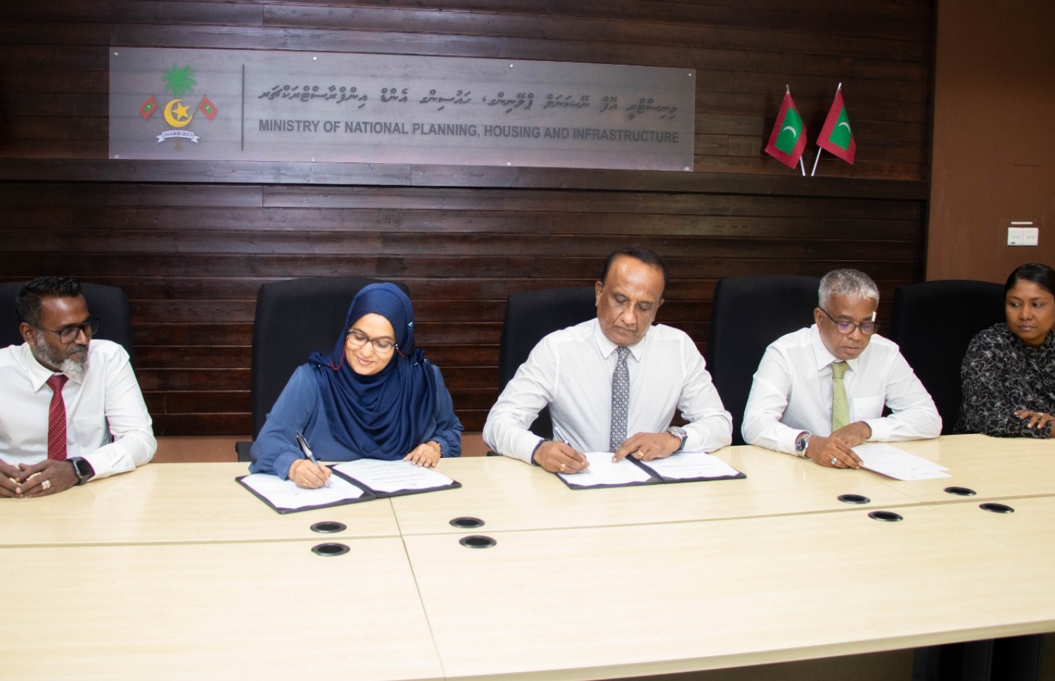 ބިލެތްފަހި، ތުޅާދޫ އަދި ވިލުފުށީގެ އެއާޕޯޓް ހަދަން ބޭނުންވާ ބިން ހިއްކަން ބަޔަކާ ހަވާލުކުރުމަށް ބޭއްވި ރަސްމިއްޔާތު.-- ފޮޓޯ: ޕްލޭނިން މިނިސްޓްރީ