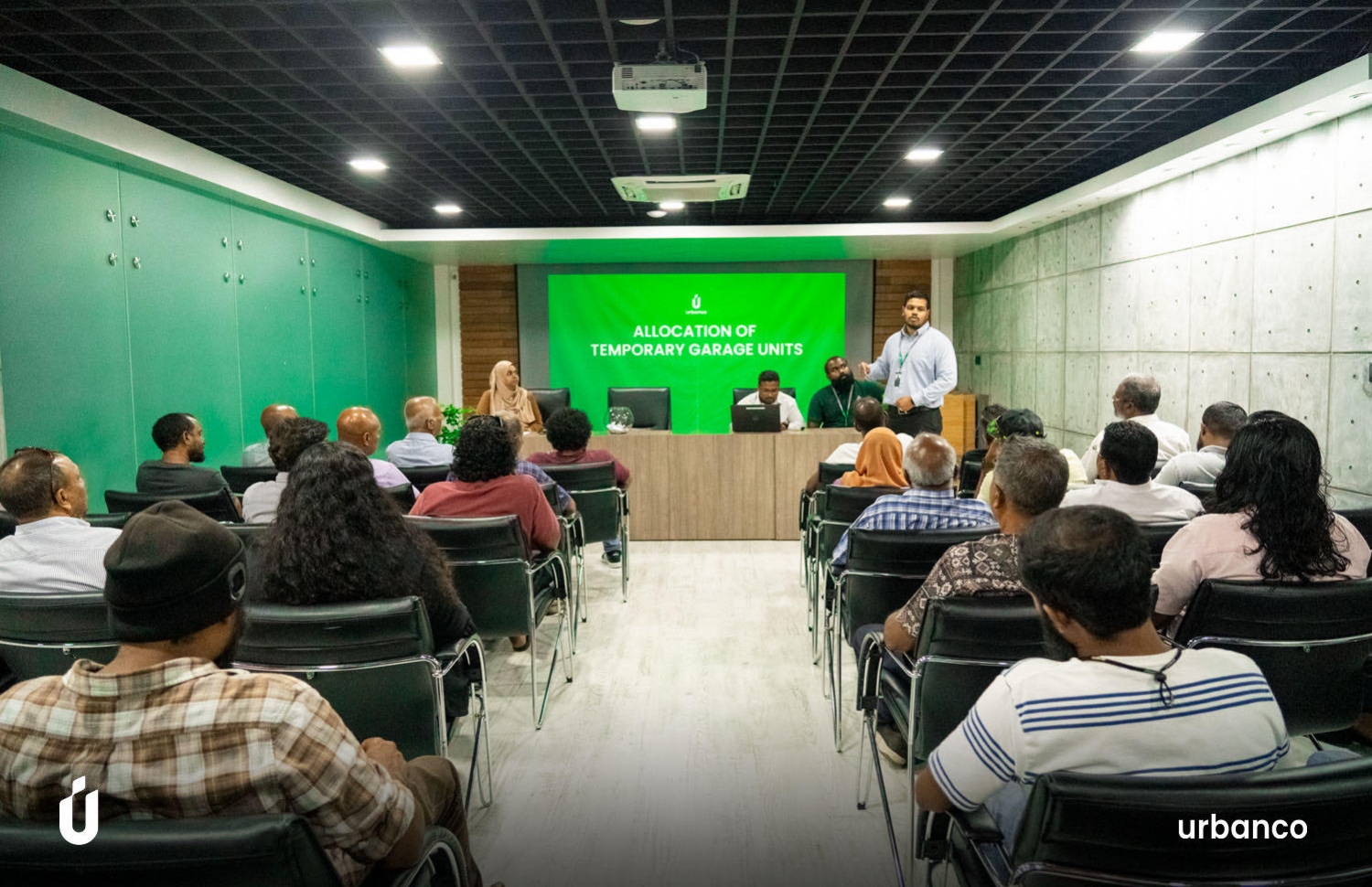 ގަރާޖު ހަދަން ހުޅުމާލެއިން ދޭ 23 ބިމުގެ ގުރު ނަގަނީ.-- ފޮޓޯ: އާބަންކޯ