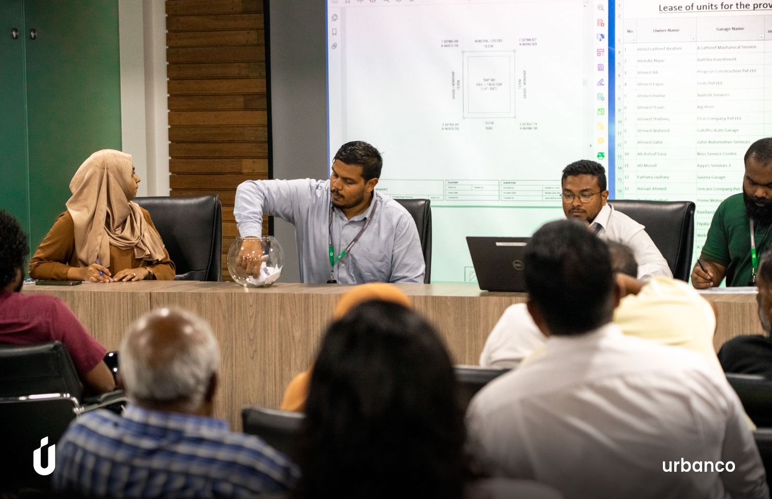 ގަރާޖު ހަދަން ހުޅުމާލެއިން ދޭ 23 ބިމުގެ ގުރު ނަގަނީ.-- ފޮޓޯ: އާބަންކޯ